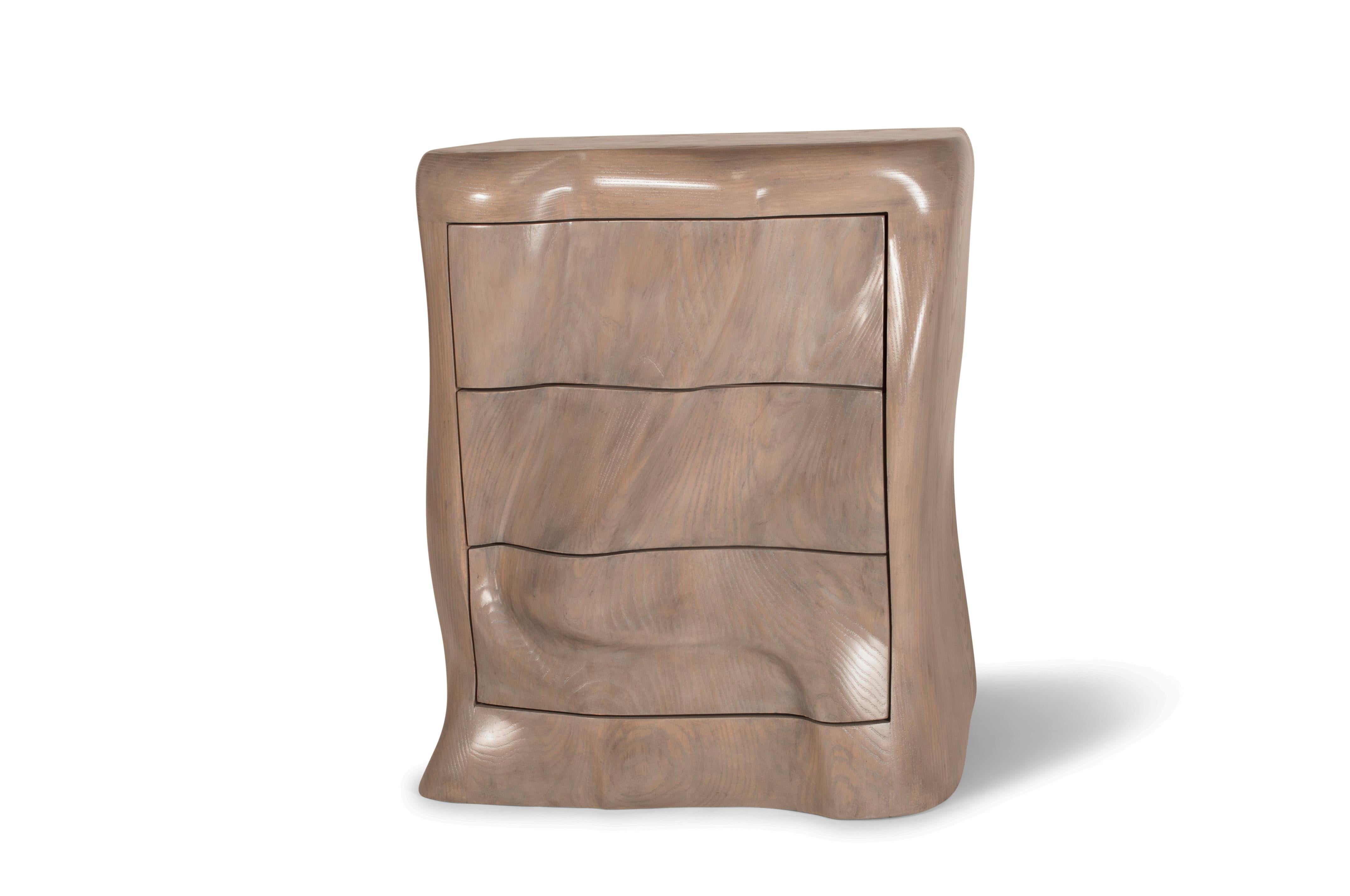 Mesilla de noche Amorph Hana de madera maciza de fresno con acabado en roble gris Moderno orgánico en venta