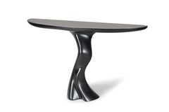 Console Haya, teinture ébène sur bois de frêne avec plateau en pierre grise par Amorph