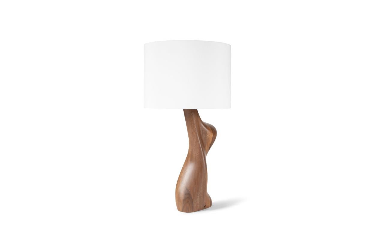 Américain Lampe de table Amorph Helen teinture naturelle sur bois de noyer avec abat-jour en soie ivoire en vente