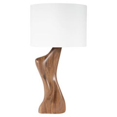 Lampe de table Amorph Helen teinture naturelle sur bois de noyer avec abat-jour en soie ivoire