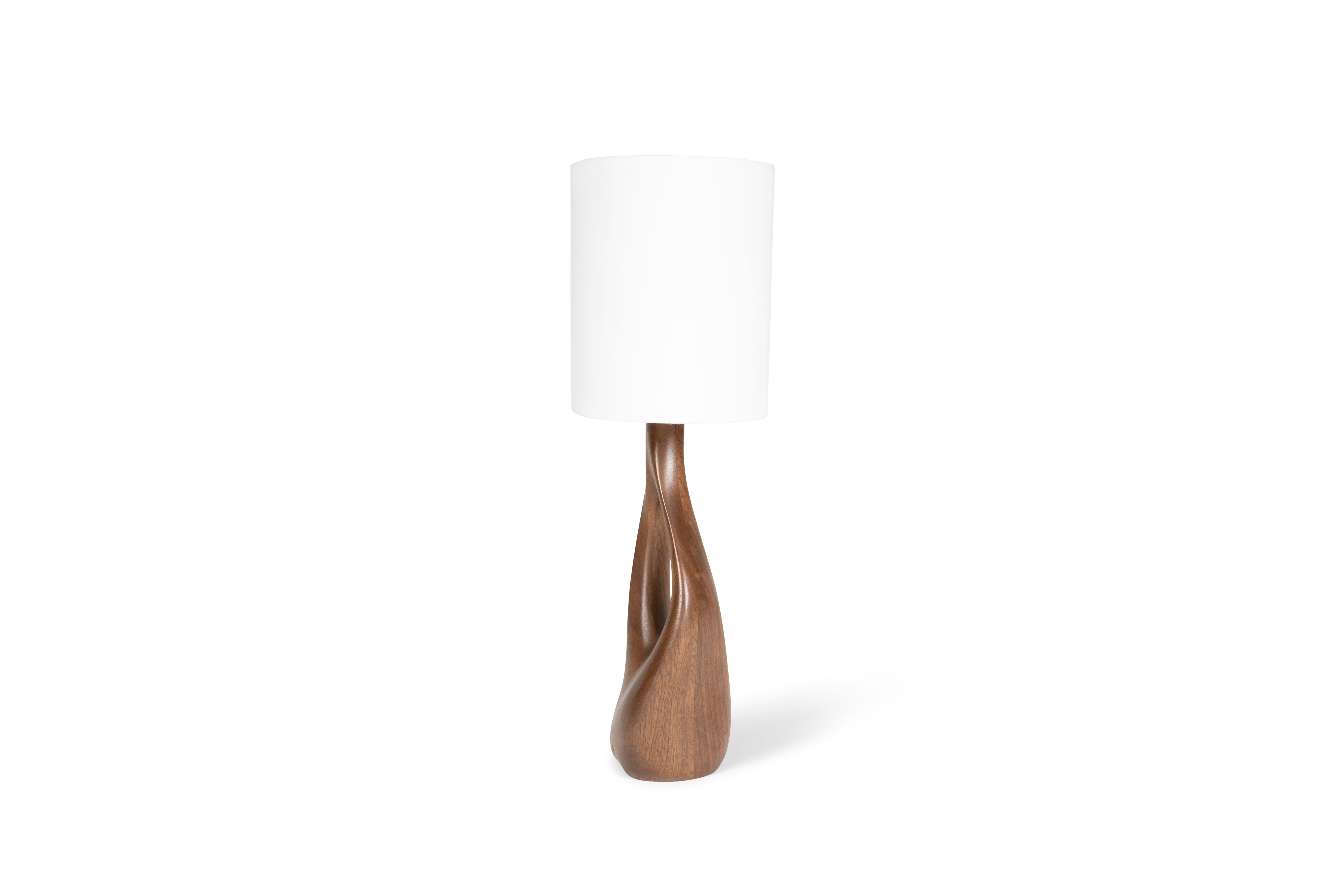 Helix-Tischlampe aus natürlichem Nussbaumholz mit ovalem elfenbeinfarbenem, elfenbeinfarbenem Seidenschirm von Amorph (Geschnitzt) im Angebot
