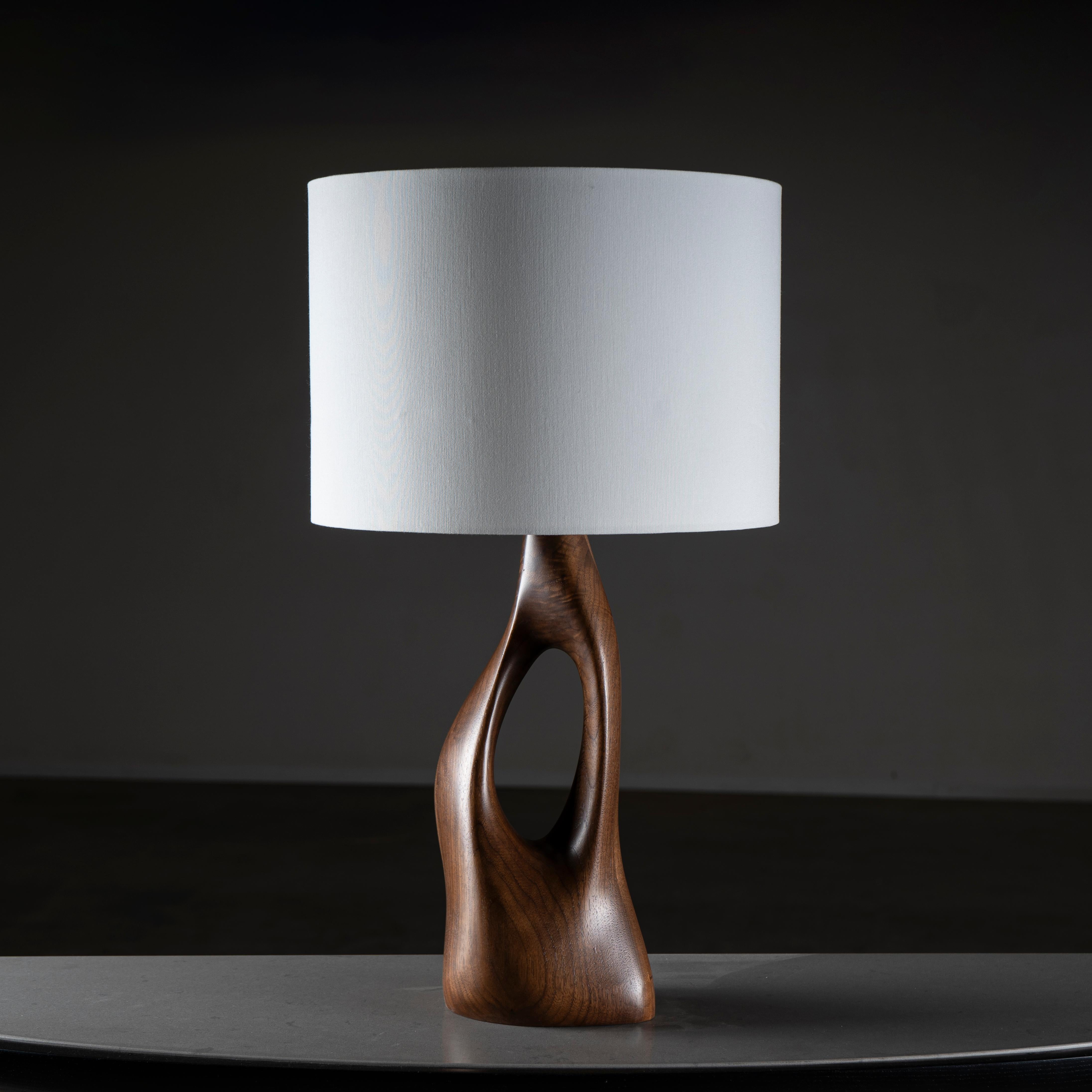 Helix-Tischlampe aus natürlichem Nussbaumholz mit ovalem elfenbeinfarbenem, elfenbeinfarbenem Seidenschirm von Amorph (21. Jahrhundert und zeitgenössisch) im Angebot
