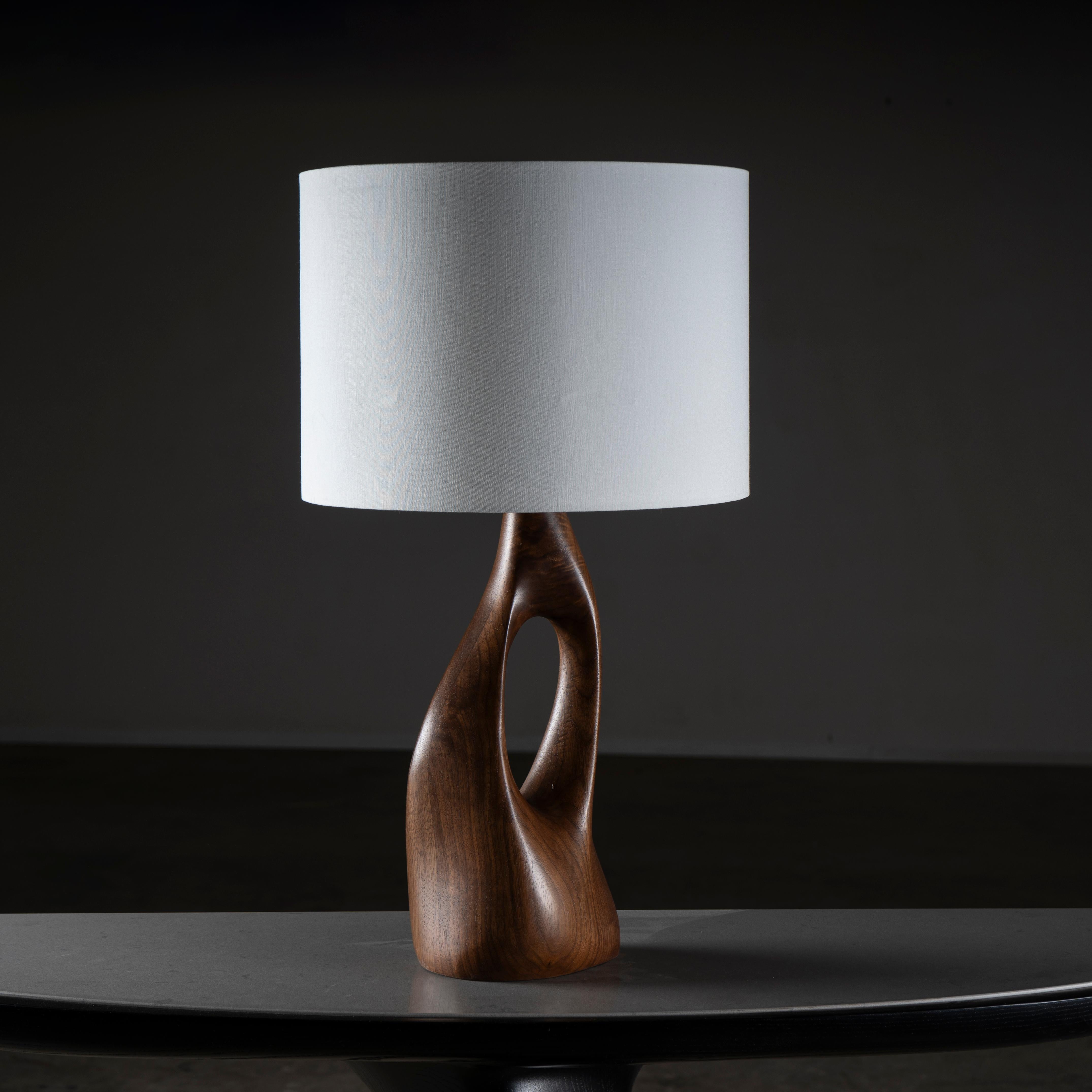 Helix-Tischlampe aus natürlichem Nussbaumholz mit ovalem elfenbeinfarbenem, elfenbeinfarbenem Seidenschirm von Amorph im Angebot 1