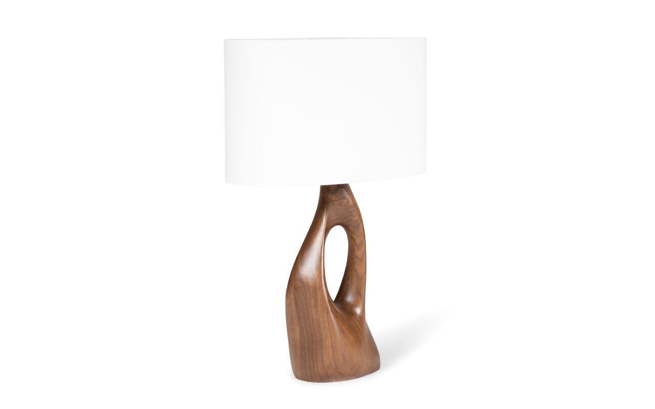 La lampe de table Helix offre un look unique et moderne pour les maisons de luxe. Avec son design contemporain, cette lampe à poser ne manquera pas d'ajouter une touche d'élégance à n'importe quel espace. Disponible avec un abat-jour rond ou ovale,