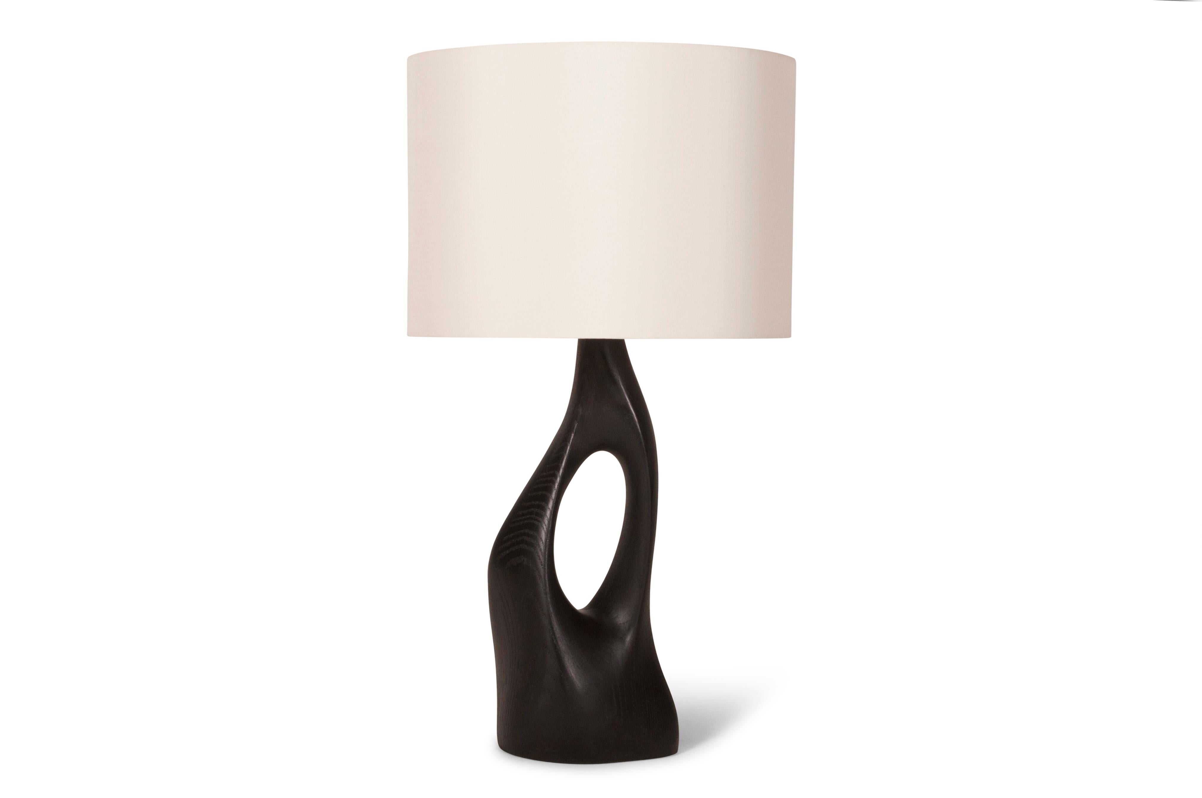 Lampe de table sculpturale en MDF avec finition en métal froid. Couleur : or blanc.
Dimension de la base : 16