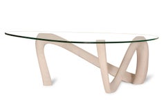 Table basse sculpturale Iris, teintée à la chaux, en bois de frêne avec plateau en verre par Amorph