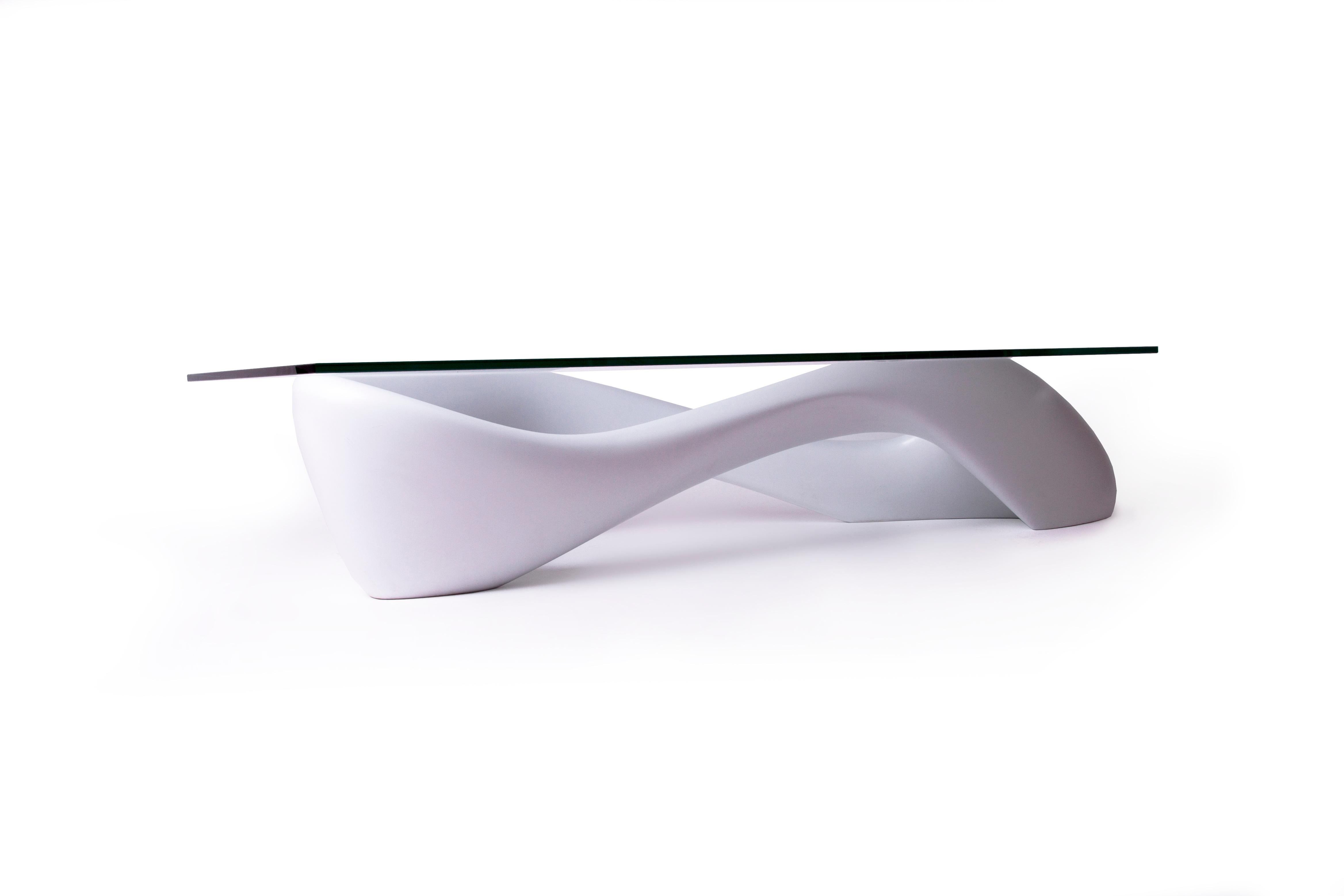 Moderne Table basse moderne Amorph Lust avec plateau en verre, laque blanche  en vente