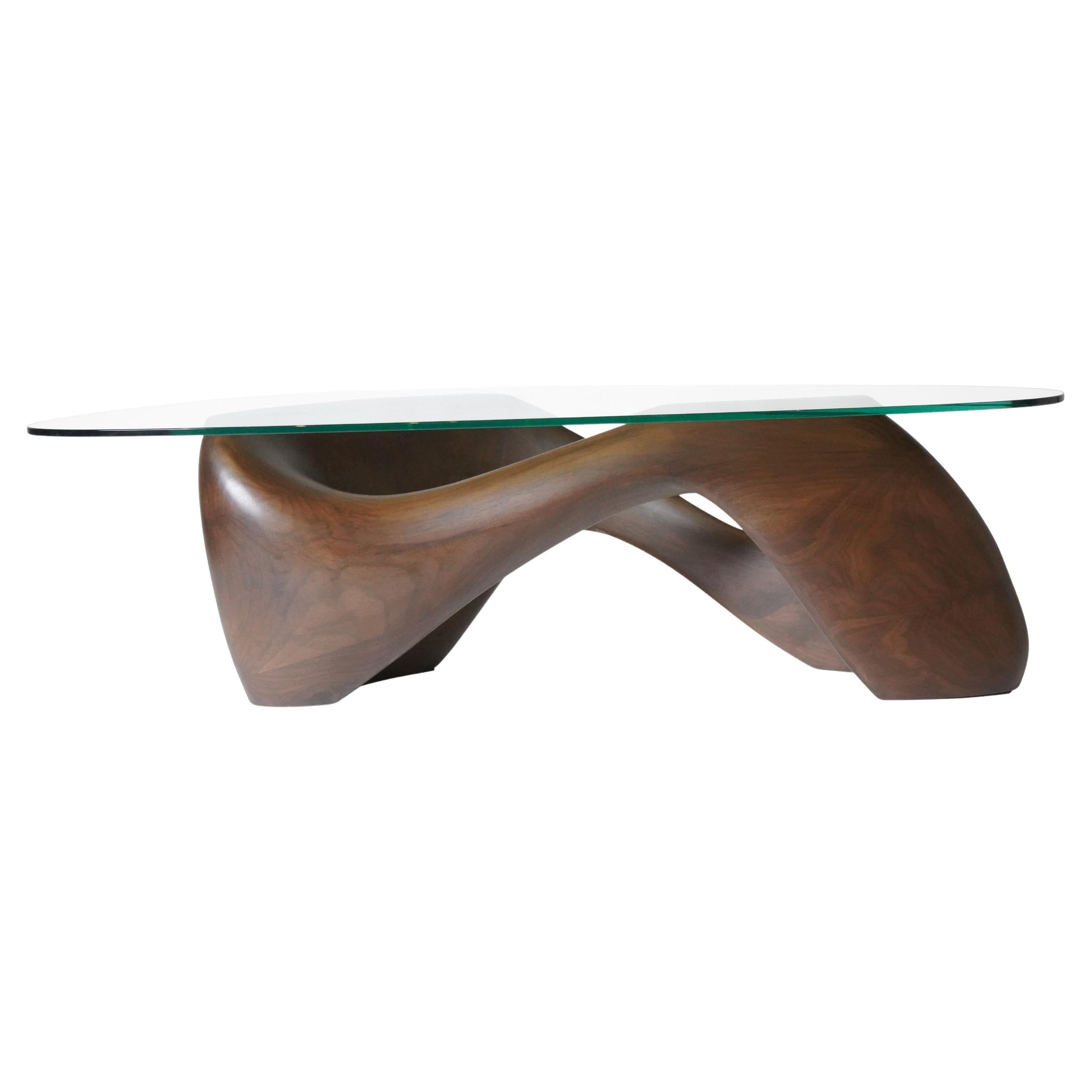 La table basse Lust est une table d'art sculpturale futuriste à la forme dynamique conçue et fabriquée par Amorph. Lust est fabriqué en bois de noyer teinté Montana. Mesures : Lust est livré avec un plateau en verre d'une épaisseur de 1/2