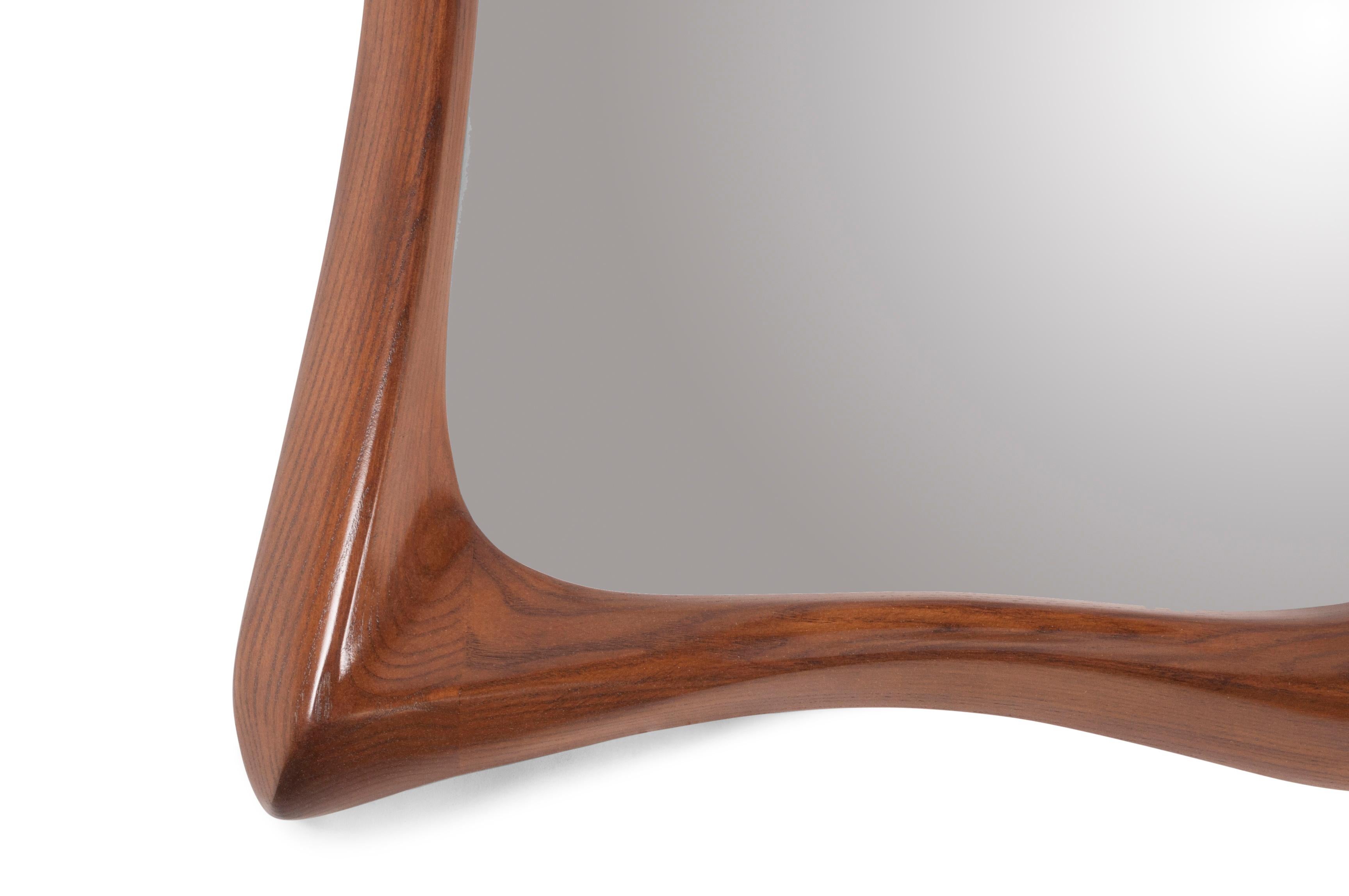 Sculpté Miroir mural Narcisse, teinté Wood Wood, bois de frêne par Amorph en vente