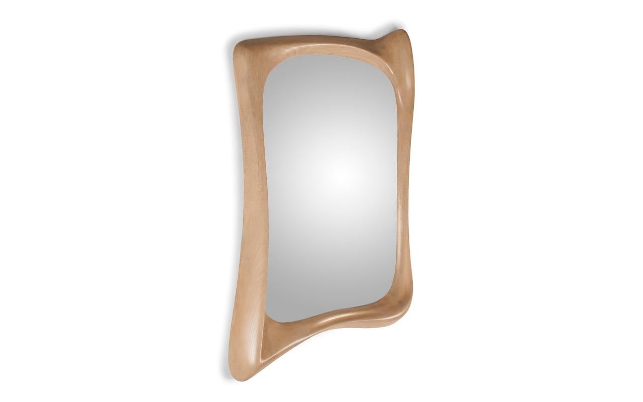 Le miroir Narcisse est fabriqué en bois de noyer et teinté couleur neige. 
Ce miroir se monte à l'aide d'un clip en Z. 

Il est disponible dans différentes finitions et dans des tailles personnalisées. 

À propos d'Amorph : Amorph est une société de