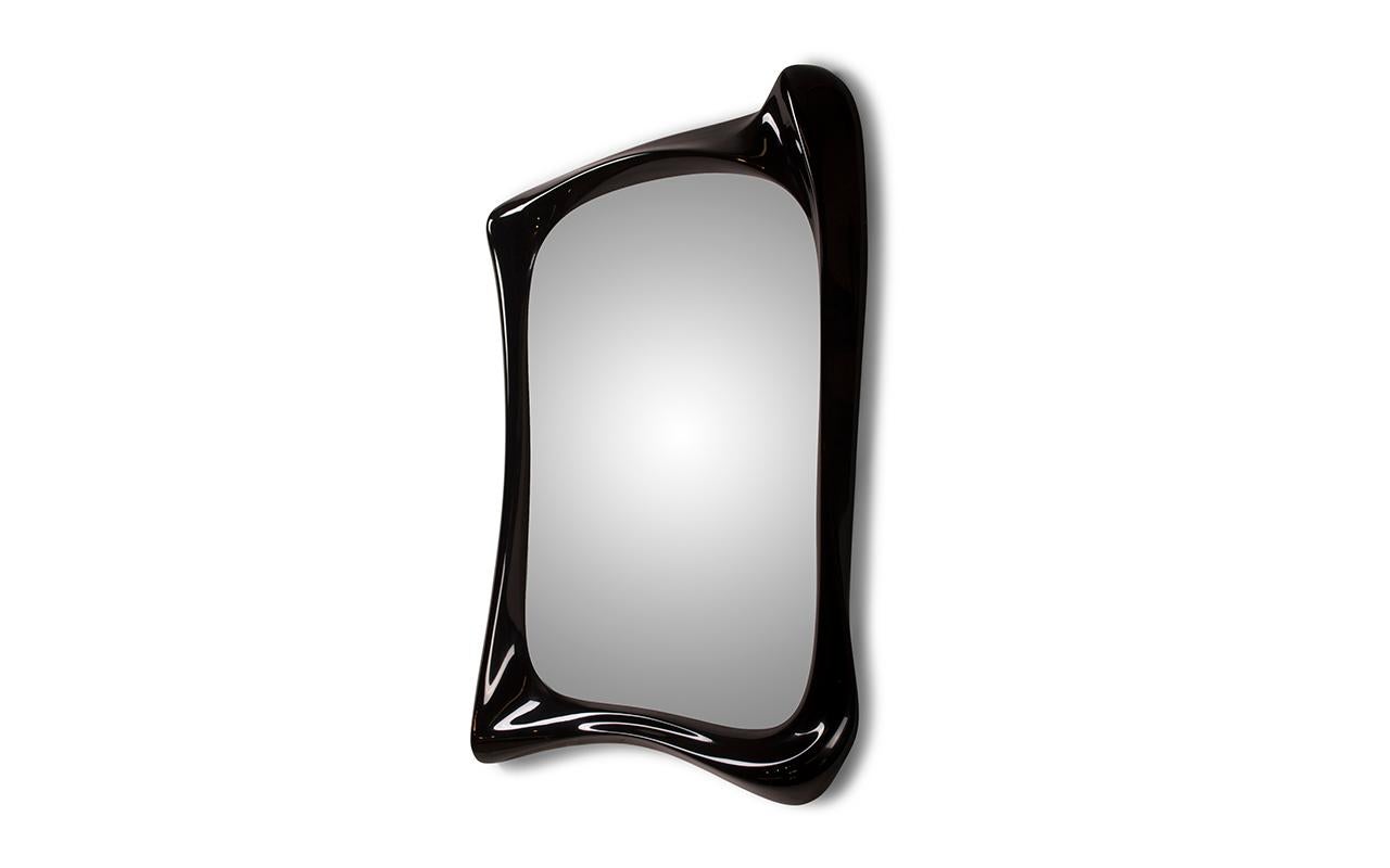 Lo specchio Narcissus è uno specchio unico nel suo genere, progettato per le case moderne e contemporanee. La sua superficie ondulata crea un look unico e accattivante, aggiungendo un tocco di eleganza e stile a qualsiasi spazio. Disponibile in
