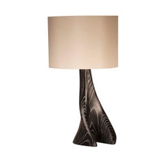 Lampada da tavolo contemporanea Amorph Nile con macchia Desert Night e paralume in seta avorio