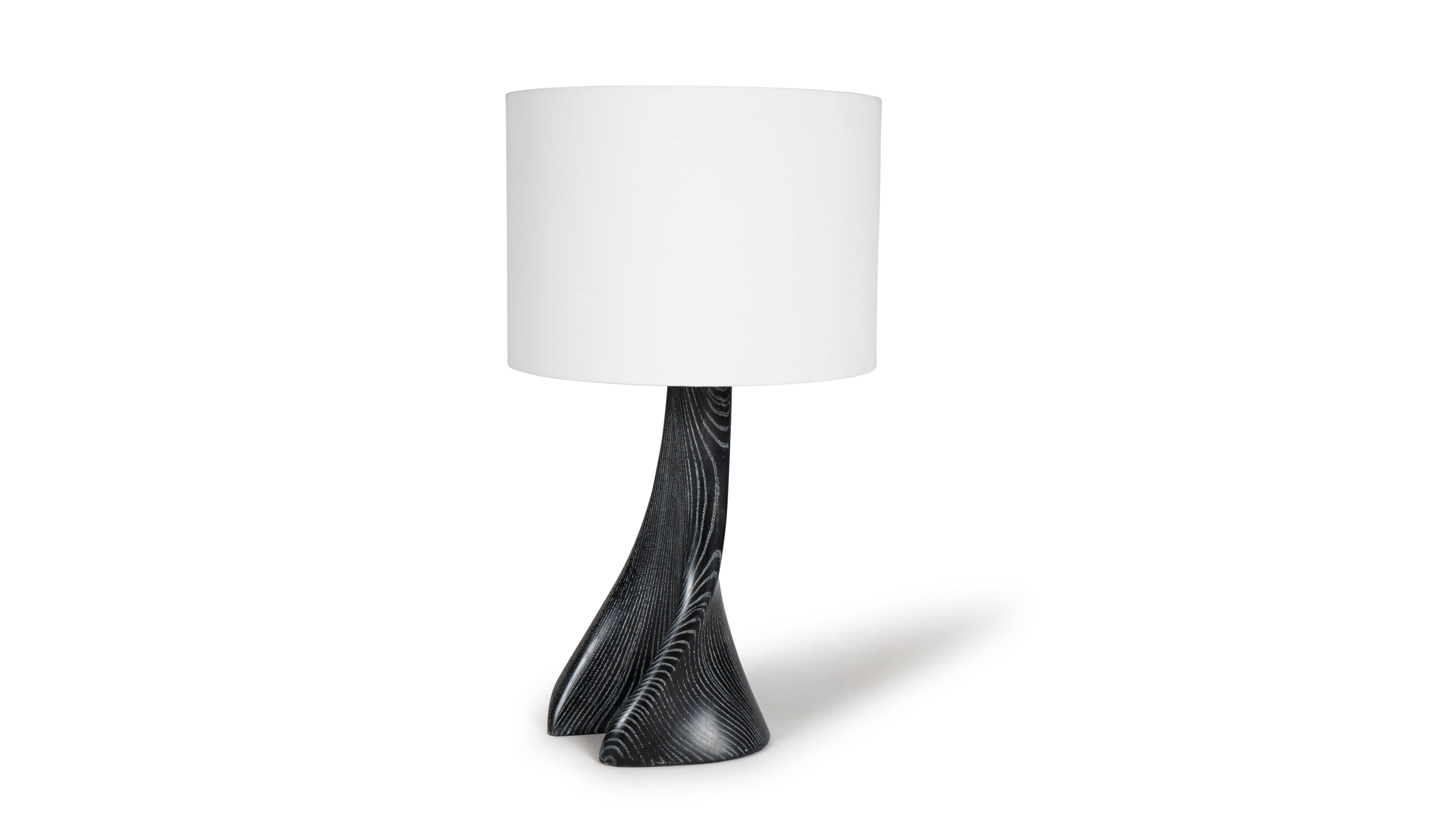 La lampe de table Nile est une addition étonnante à toute maison luxueuse ou moderne. Avec sa forme élégante de courbe organique, il ajoute une touche de sophistication à n'importe quelle pièce. La lampe est dotée d'un abat-jour et d'un diffuseur en