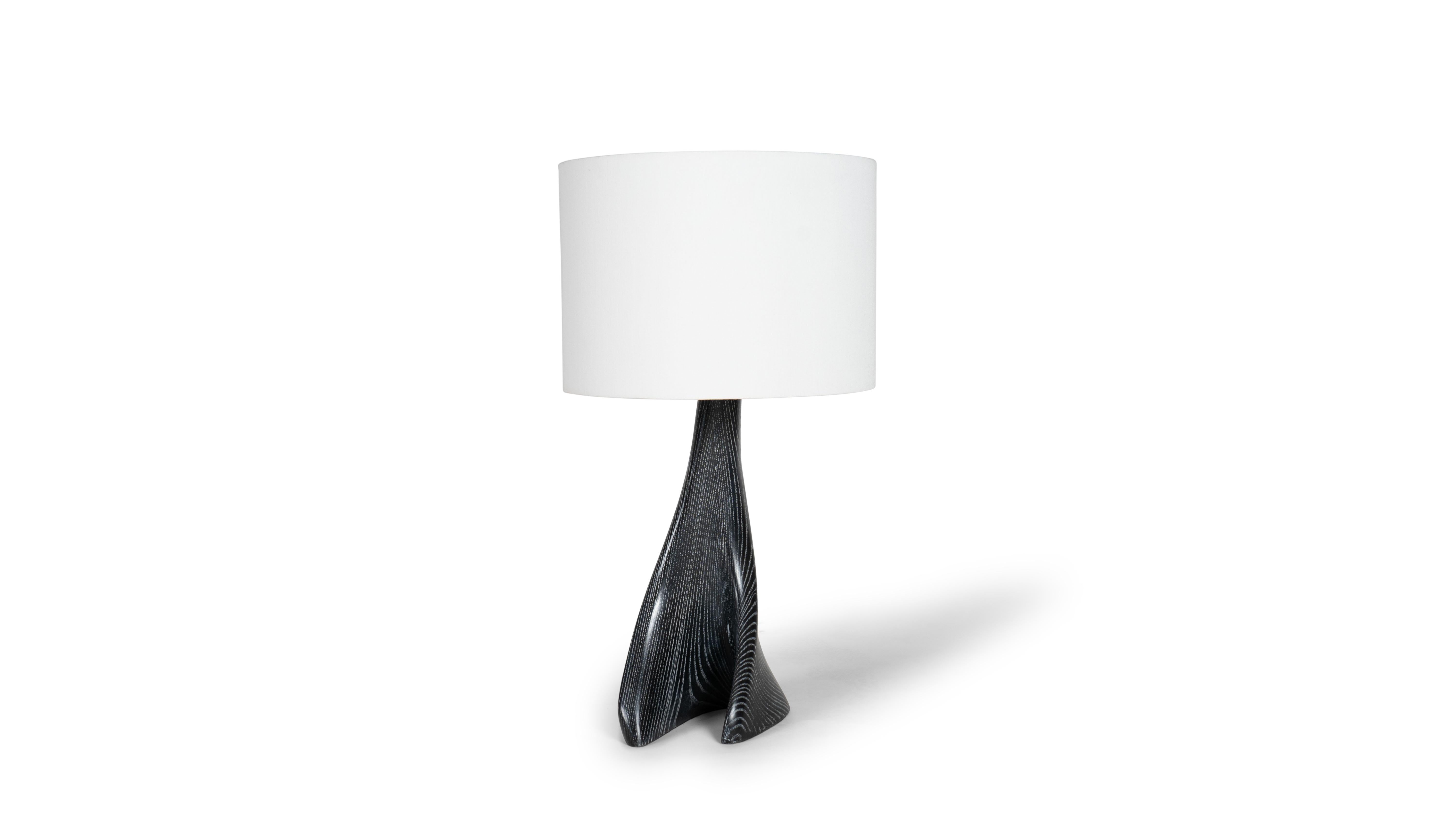Organique Lampe Nile Dessert Night teinture sur bois de frêne avec abat-jour en soie ivoire par Amorph en vente