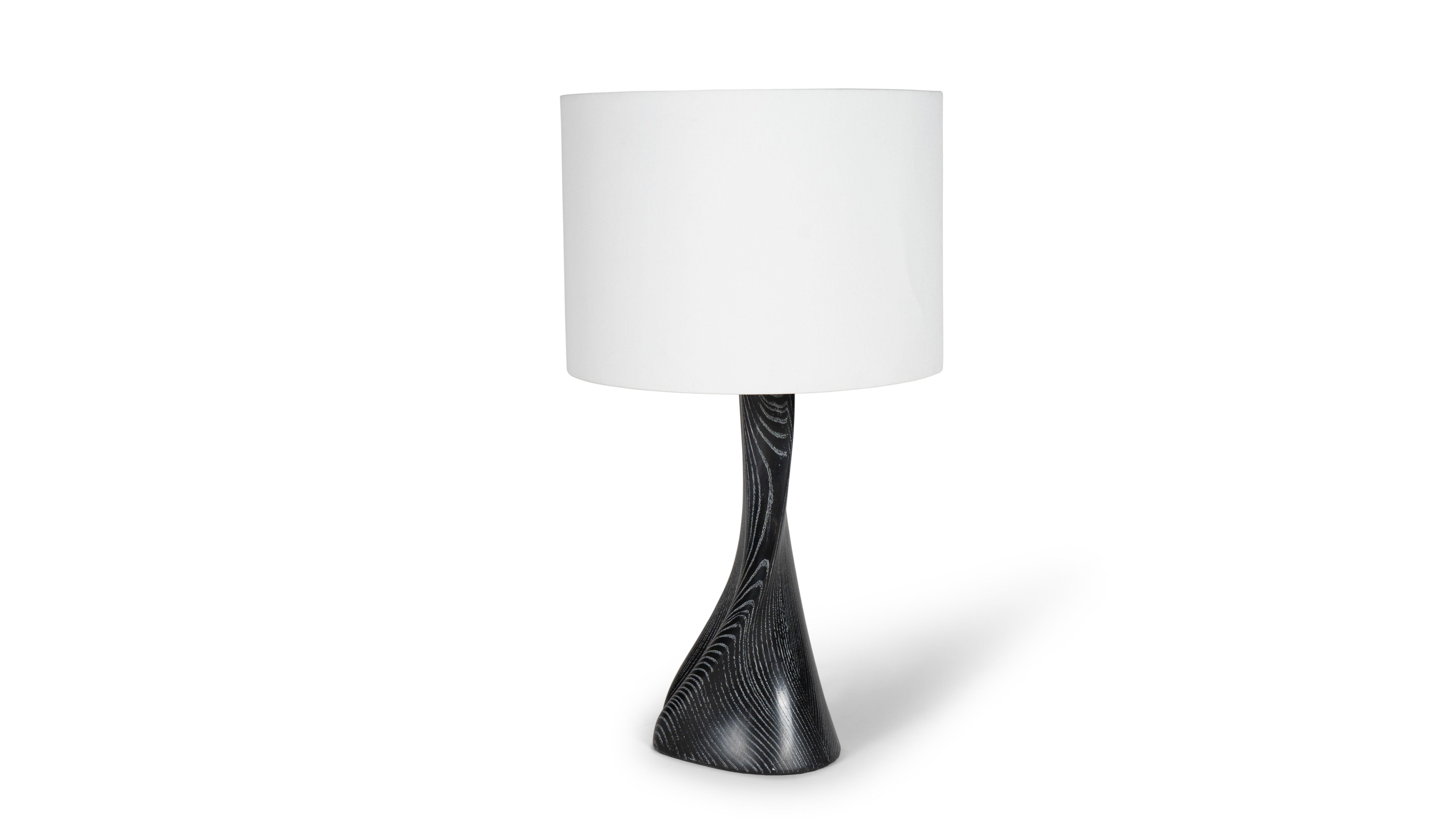 Américain Lampe Nile Dessert Night teinture sur bois de frêne avec abat-jour en soie ivoire par Amorph en vente