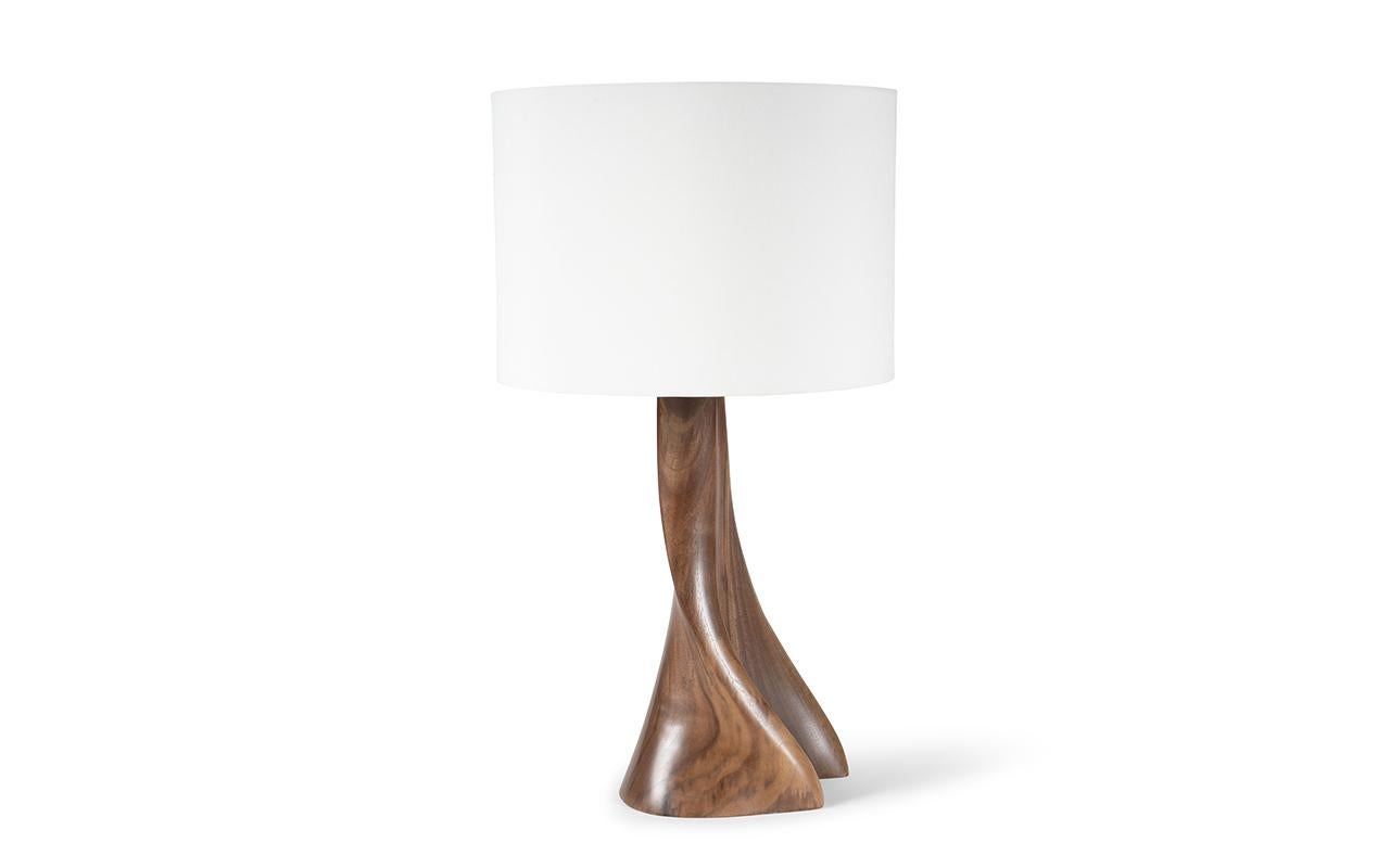 Nile-Lampe, natürliche Flecht auf Nussbaumholz mit elfenbeinfarbenem Seidenschirm von Amorph (Organische Moderne) im Angebot