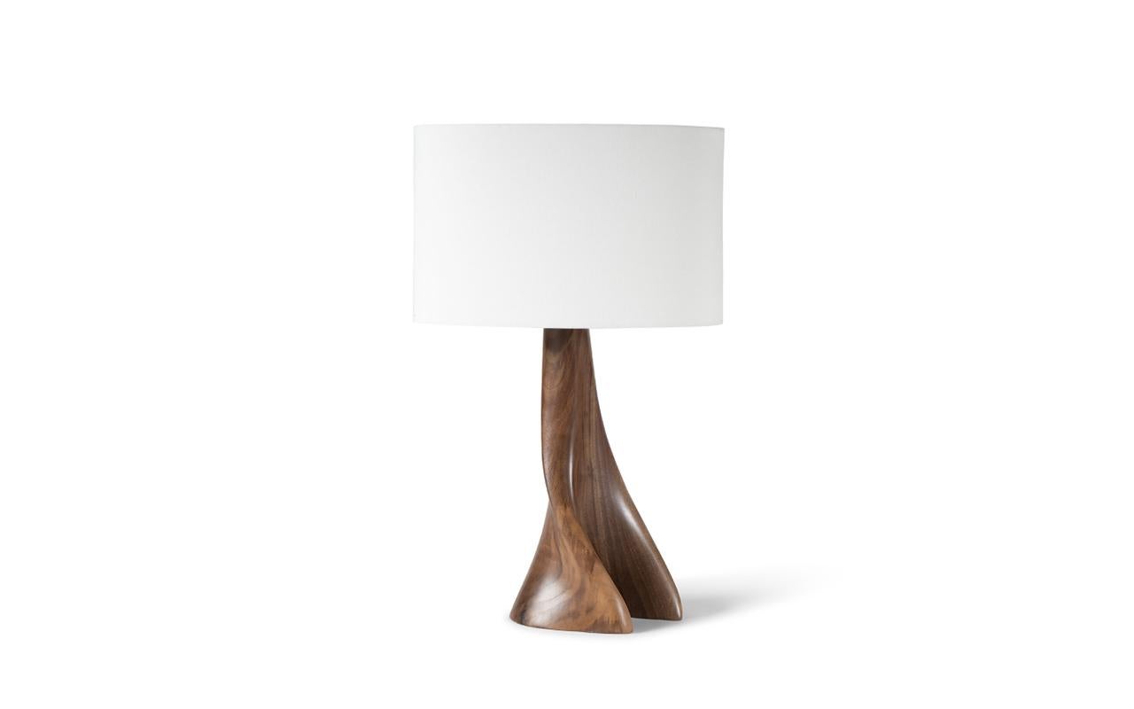 Nile-Lampe, natürliche Flecht auf Nussbaumholz mit elfenbeinfarbenem Seidenschirm von Amorph (amerikanisch) im Angebot