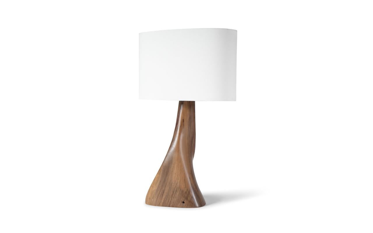 Nile-Lampe, natürliche Flecht auf Nussbaumholz mit elfenbeinfarbenem Seidenschirm von Amorph (Geschnitzt) im Angebot