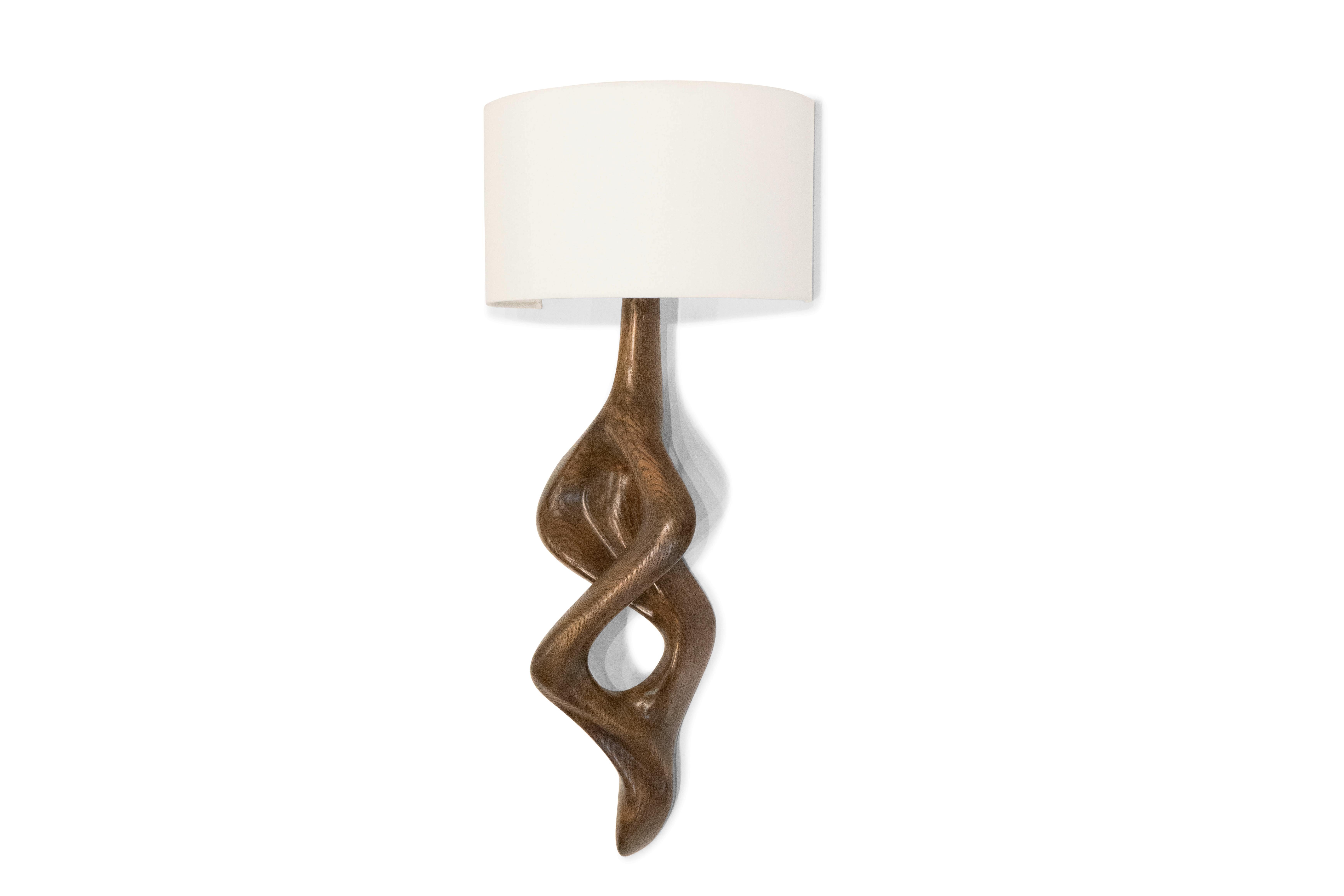 Organico moderno Applique Nomi in legno di frassino tinto noce grafite con paralume in seta avorio di Amorph in vendita