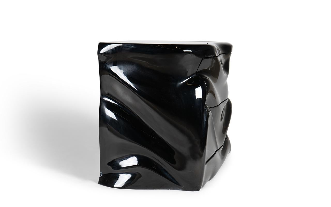 Mesilla de noche Noor Laca Negra Brillante by Amorph Moderno orgánico en venta