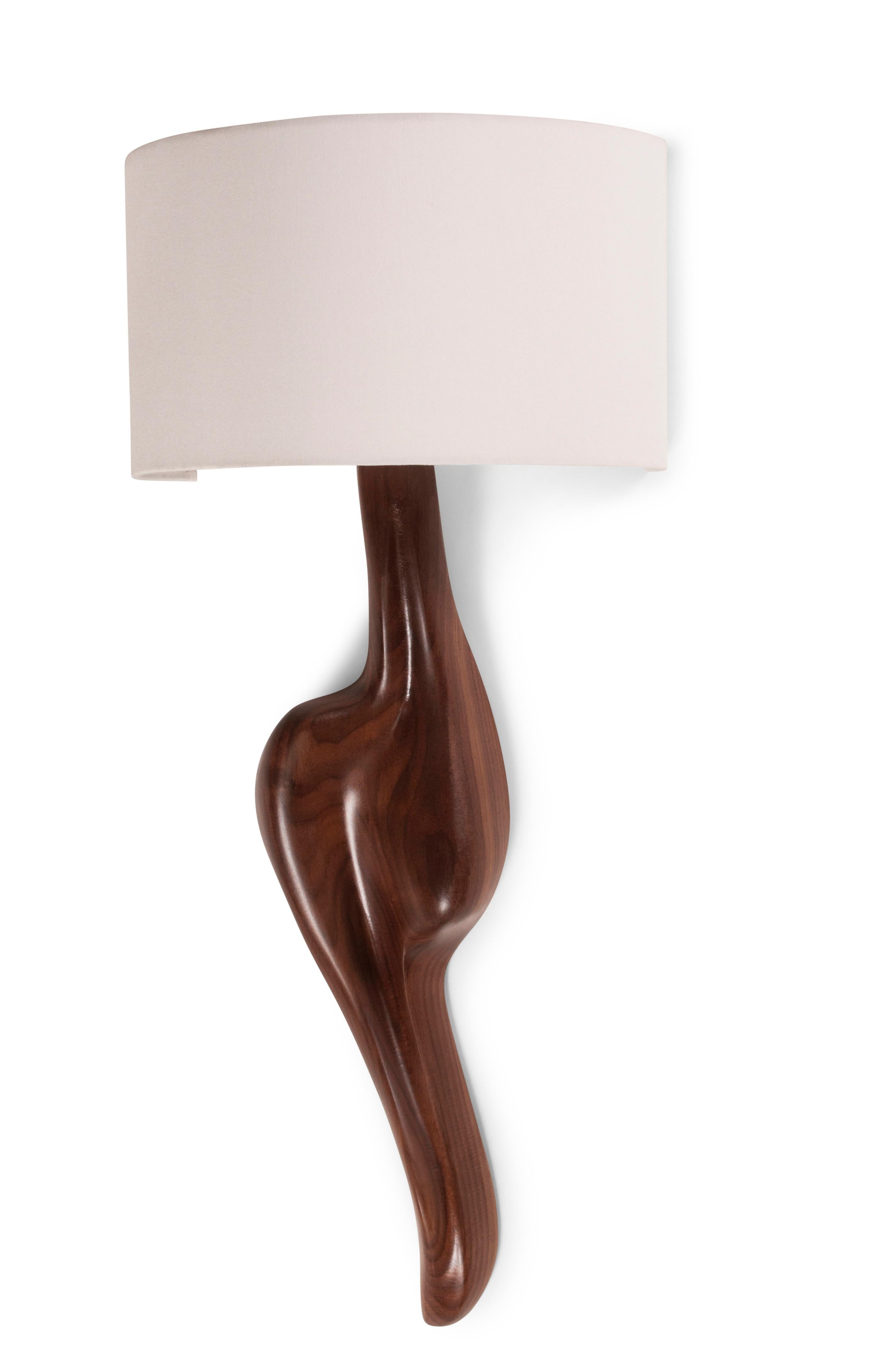 Amorph Oralee Wandleuchter, Nussbaumholz mit elfenbeinfarbenem Waschbeckenschirm (Moderne) im Angebot