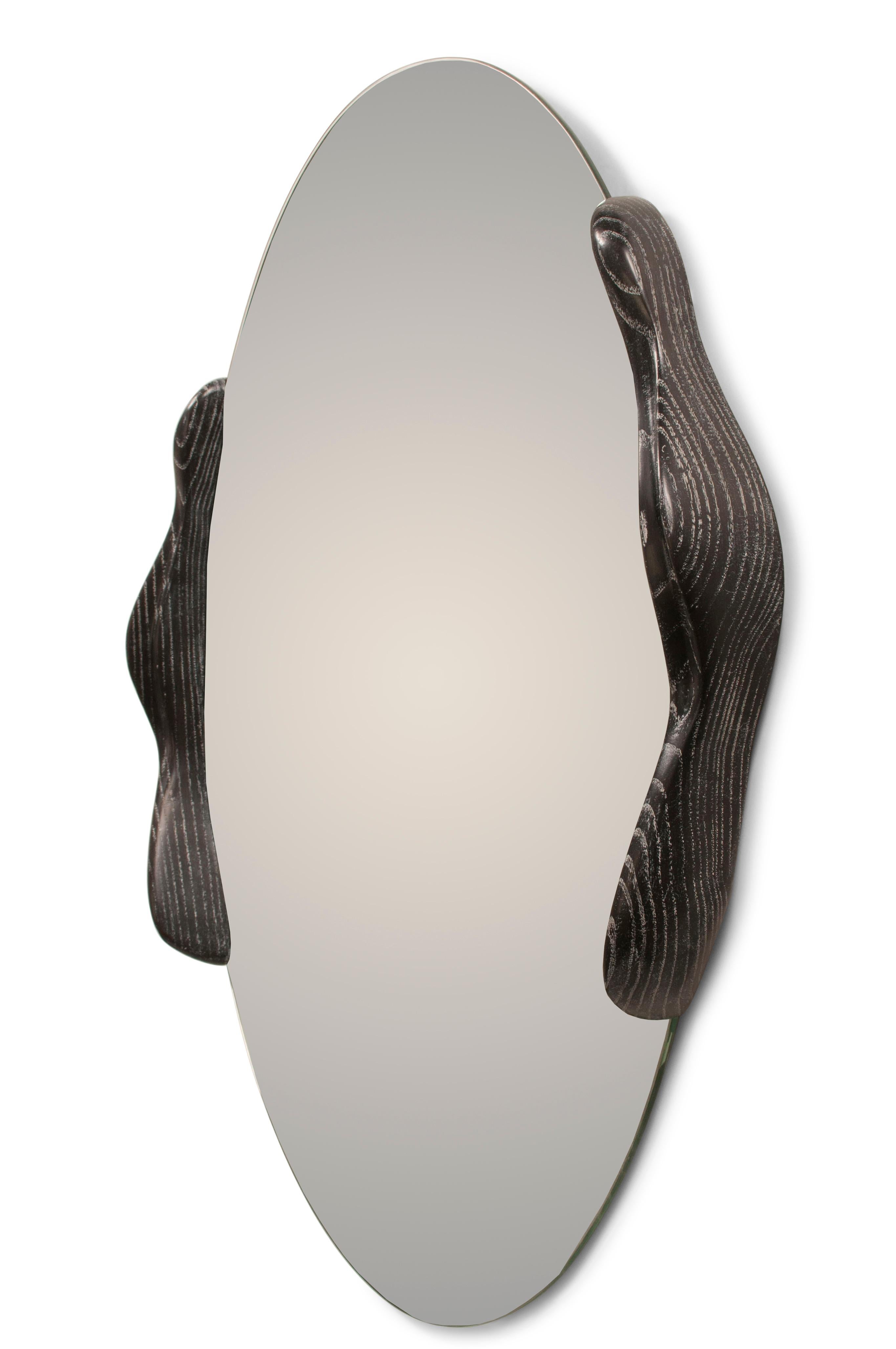 Amorph Ovaler Spiegel, Graphit Nussbaum gebeizt (Moderne) im Angebot