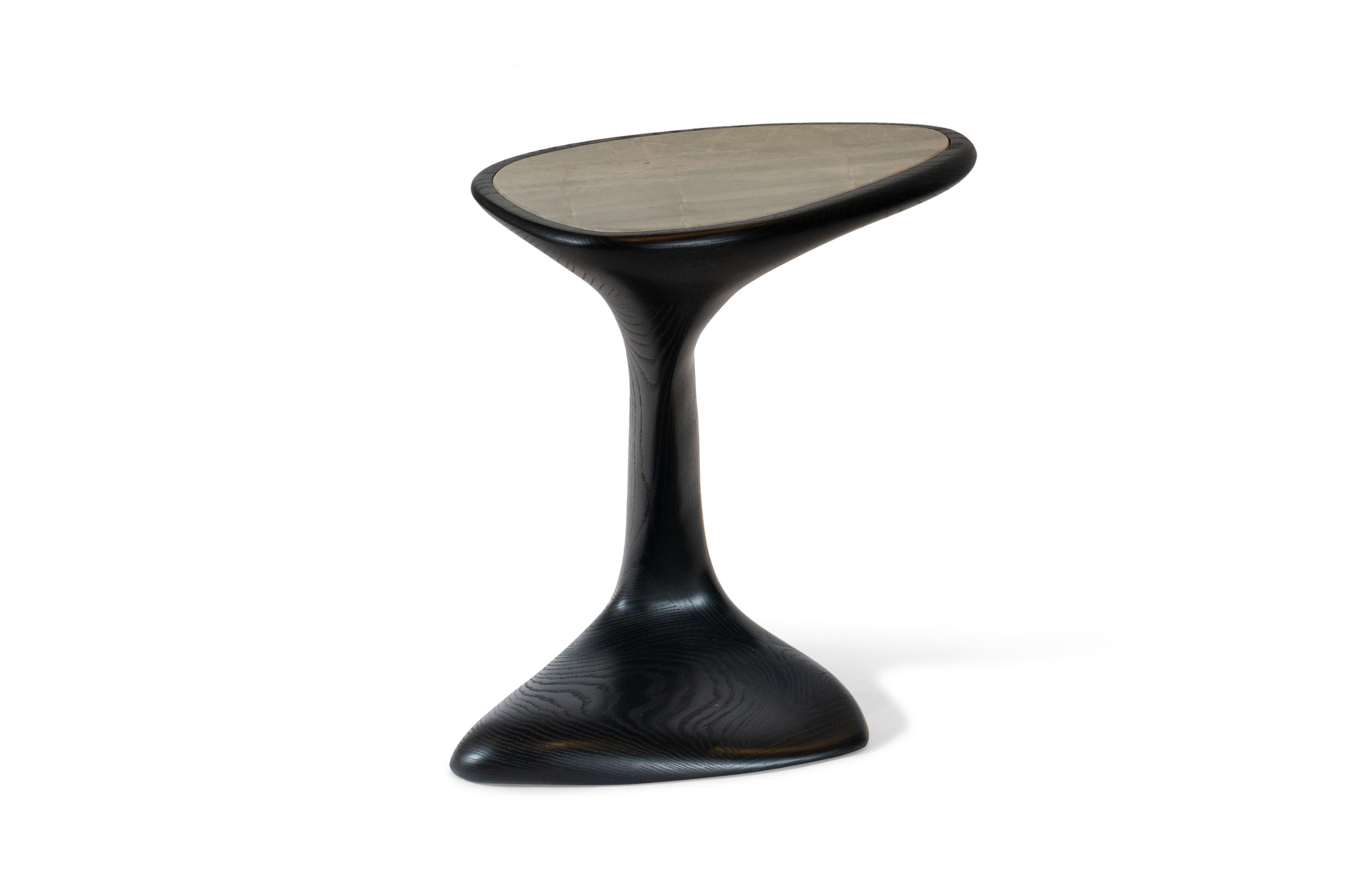 Mesa auxiliar Palm, tinte ébano, madera de fresno con tapa de piedra de Amorph Siglo XXI y contemporáneo en venta