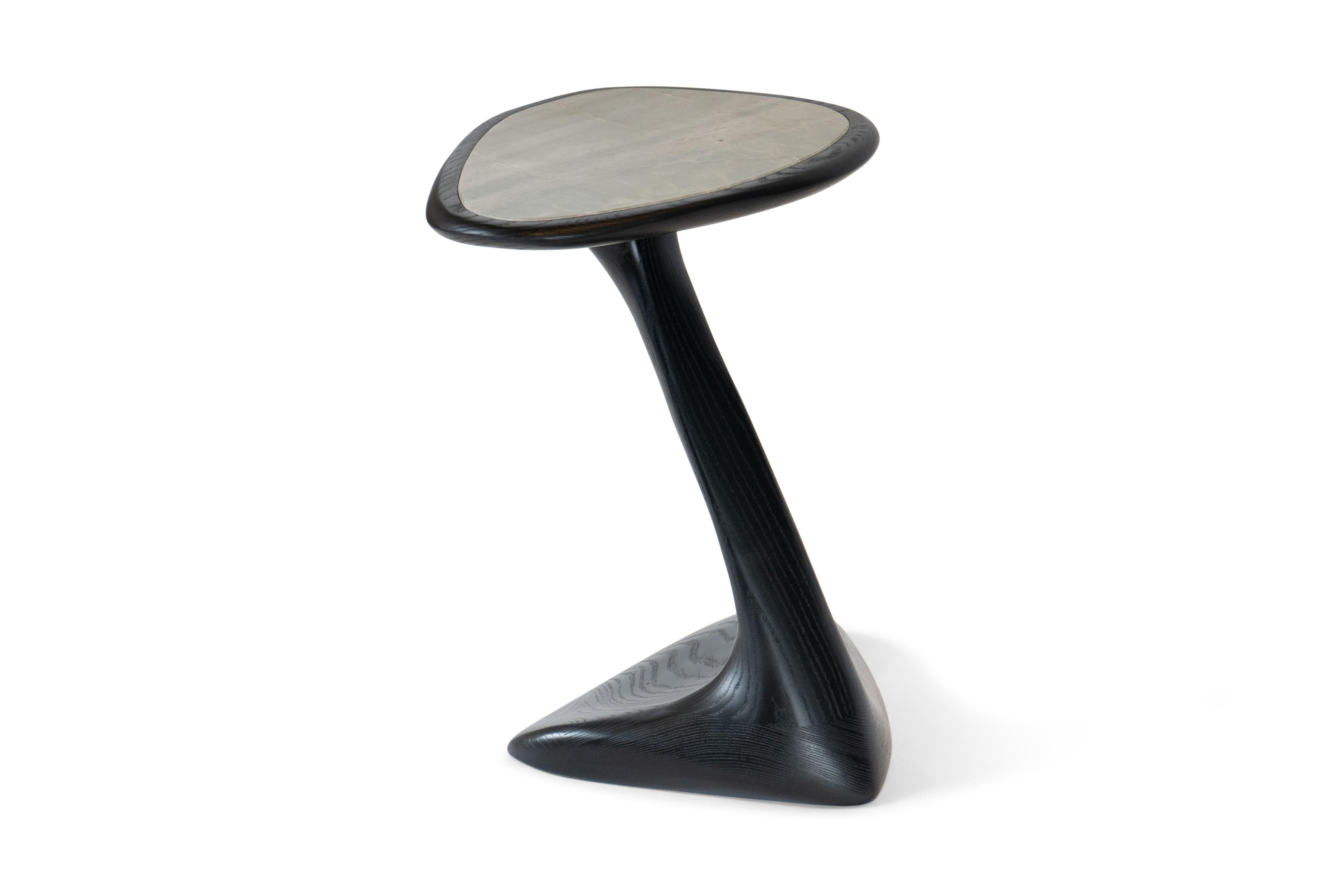 Mesa auxiliar Palm, tinte ébano, madera de fresno con tapa de piedra de Amorph Ceniza en venta