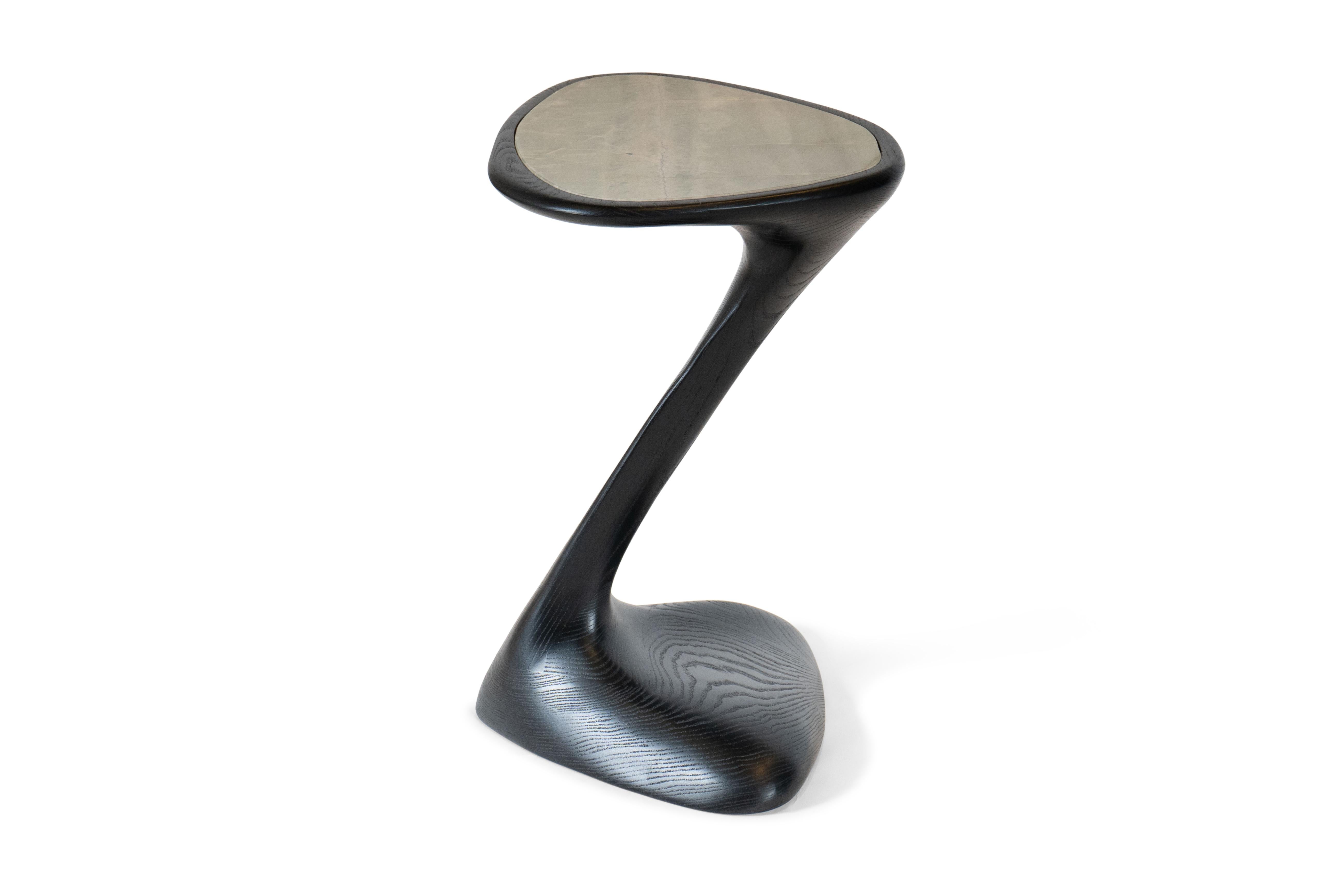 Esta mesa auxiliar es una auténtica obra de arte, diseñada con sumo cuidado y atención al detalle para mostrar una combinación perfecta de belleza, elegancia y estilo contemporáneo. Cada aspecto de su diseño se ha elaborado meticulosamente para