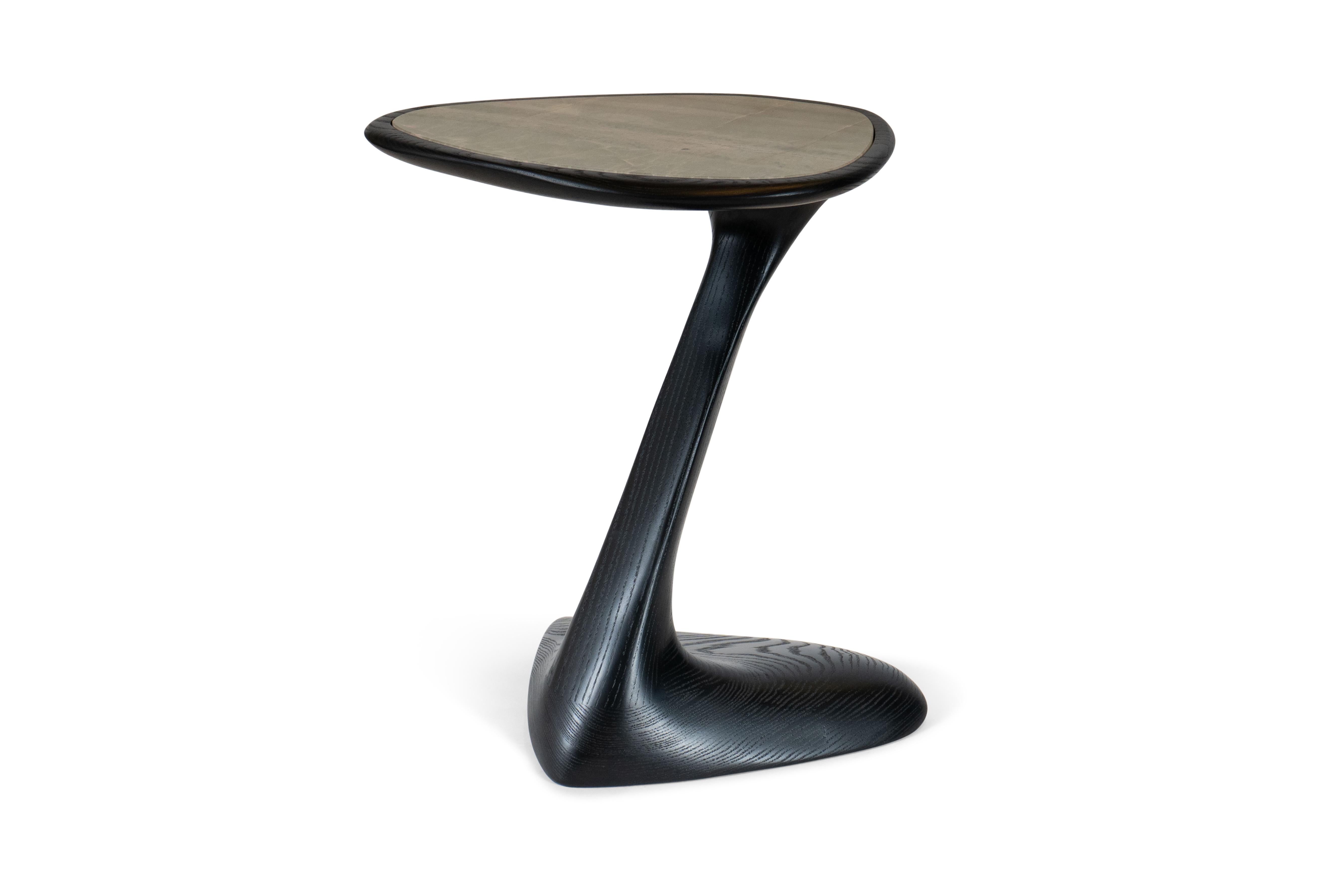 Mesa auxiliar Palm, tinte ébano, madera de fresno con tapa de piedra de Amorph Moderno orgánico en venta