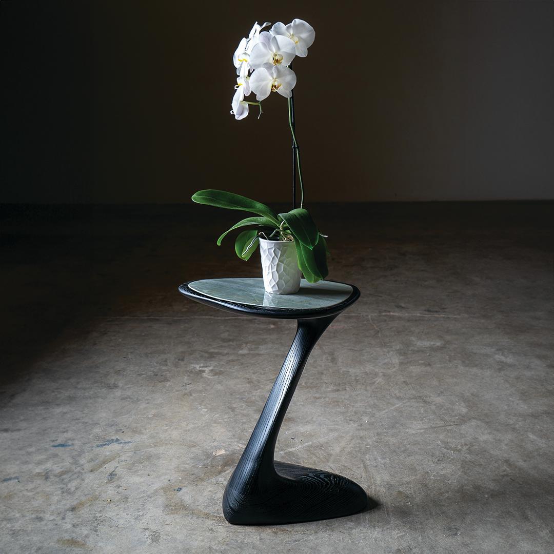 Mesa auxiliar Palm, tinte ébano, madera de fresno con tapa de piedra de Amorph Tallado en venta