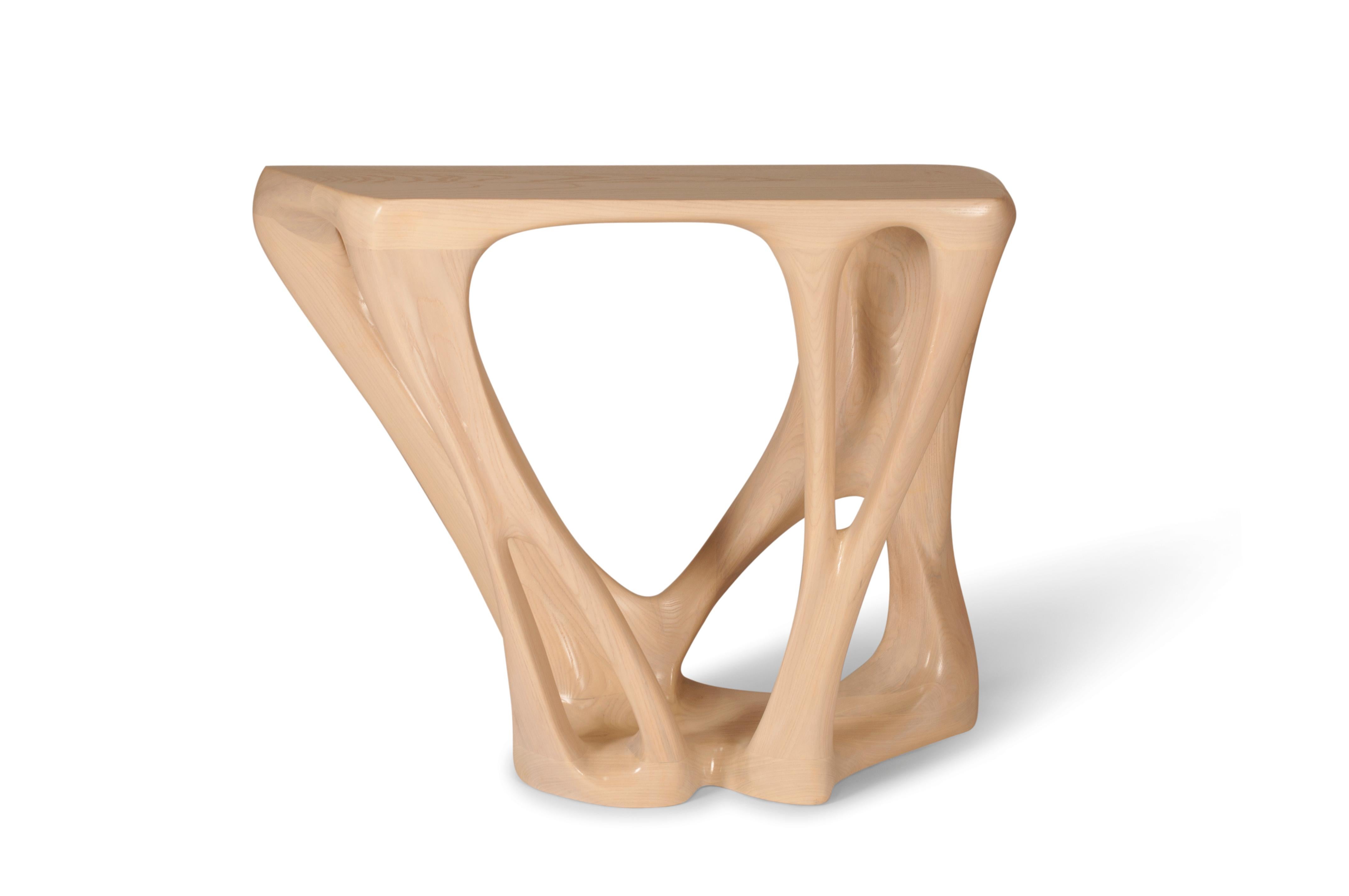 Der Konsolentisch Petra ist ein stilvoller, futuristischer, skulpturaler Kunsttisch mit einer dynamischen Form, entworfen und hergestellt von Amorph. Petra ist aus massivem Eschenholz, gebeizt und satiniert, gefertigt. Von Natur aus unterscheidet