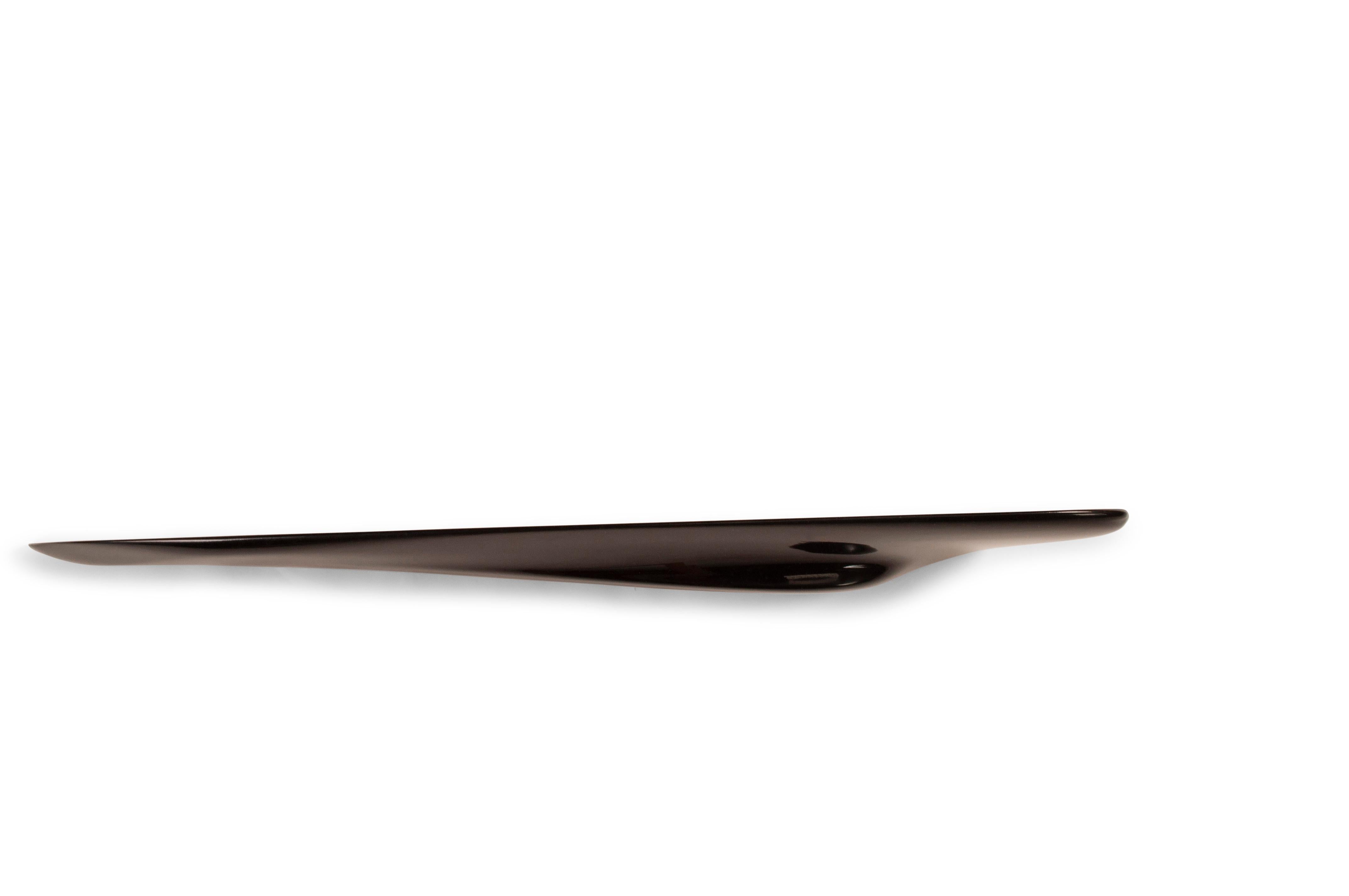 Amorph Riva Regal, schwarz lackiert, Wandmontage. Das Regal wird mit verdeckter Halterung geliefert. Erhältlich in verschiedenen Abmessungen und Sondergrößen. 

Über Amorph: 
Amorph ist ein Design- und Produktionsunternehmen mit Sitz in Los Angeles,