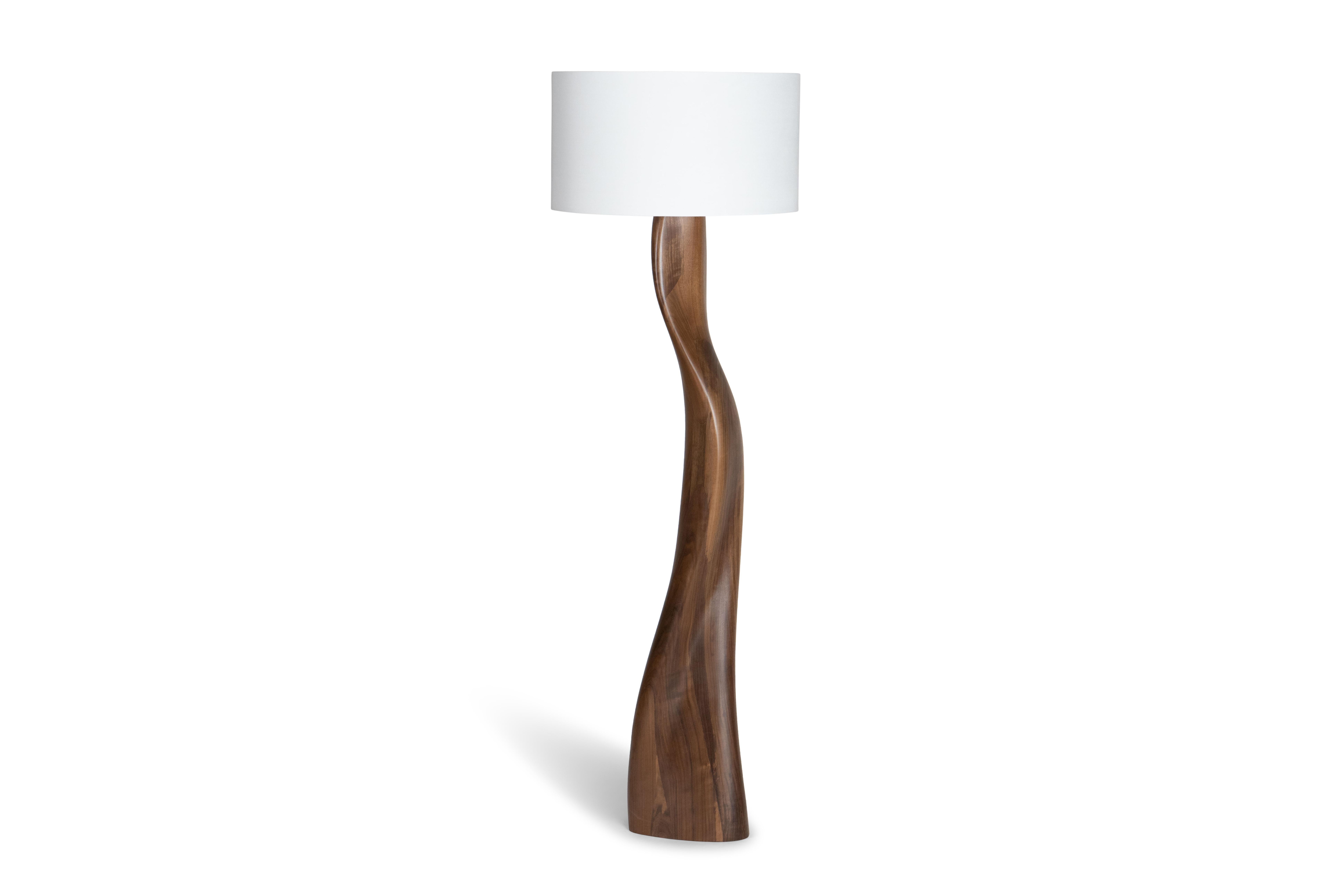 La lampada da terra Roman è un apparecchio di illuminazione unico nel suo genere, progettato per le case moderne e contemporanee. La sua forma unica e sinuosa aggiunge un tocco artistico a qualsiasi spazio. Questa lampada è disponibile in diverse