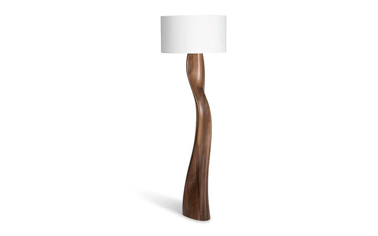 Americano Lampada da terra romana Tinta naturale su legno di noce con paralume in seta avorio di Amorph in vendita