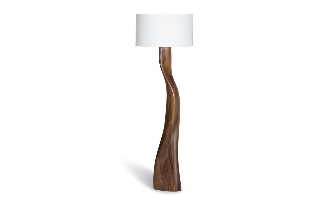 Lampada da terra romana Tinta naturale su legno di noce con paralume in seta avorio di Amorph In condizioni Nuovo in vendita a Los Angeles, CA
