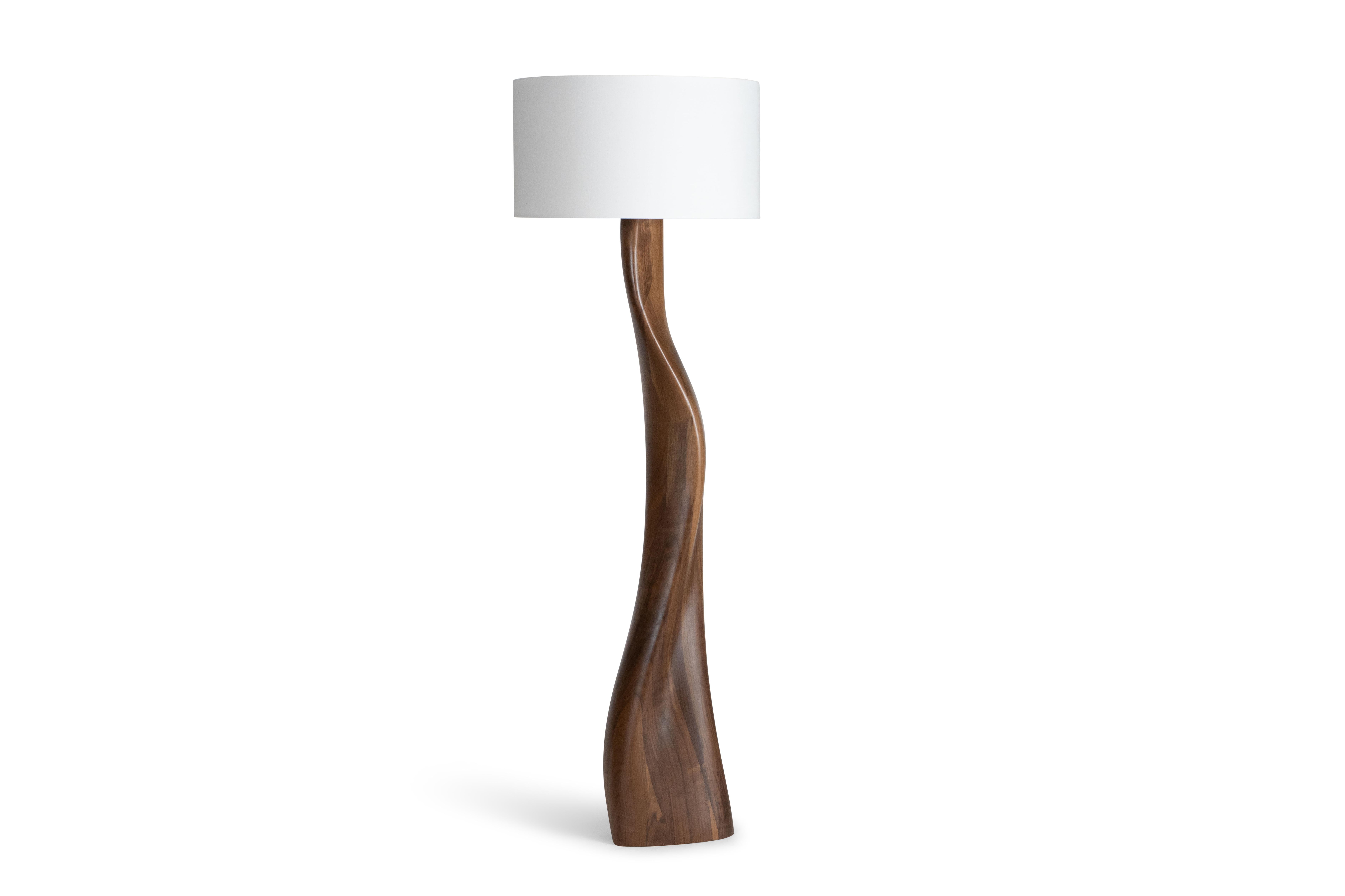 Romantische Stehlampe mit natürlichem Flecht, Nussbaumholz mit elfenbeinfarbenem Trommelschirm aus Seide von Amorph (Holz) im Angebot