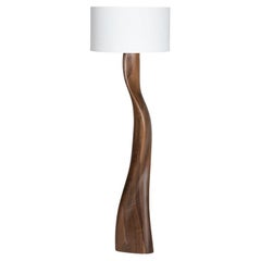 Lámpara de pie romana Tinte natural, madera de nogal con pantalla de tambor de seda marfil by Amorph
