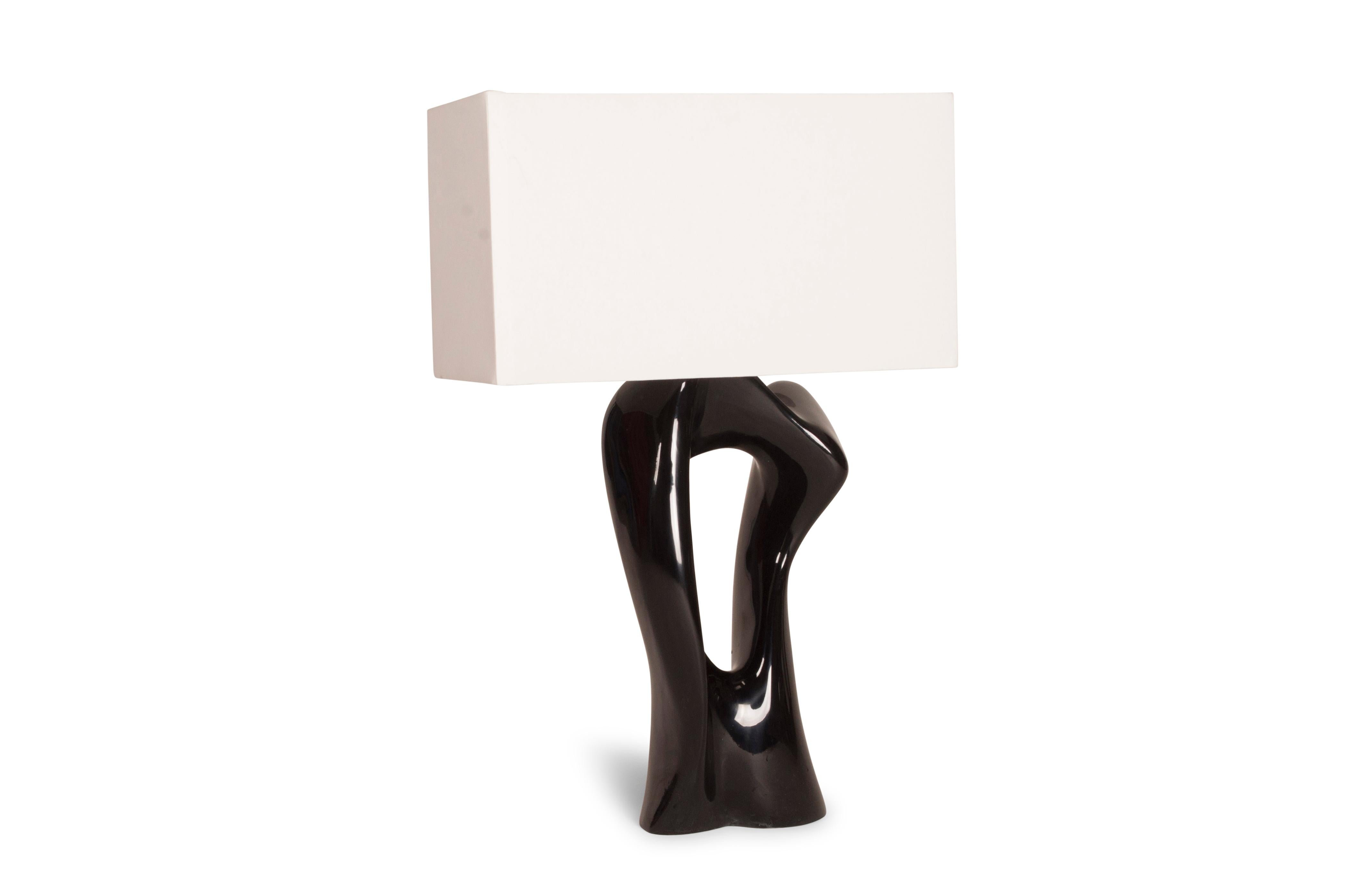 Amorph Vesta Tischlampe, schwarzer glänzender Lack mit elfenbeinfarbenem Seidenschirm (amerikanisch) im Angebot