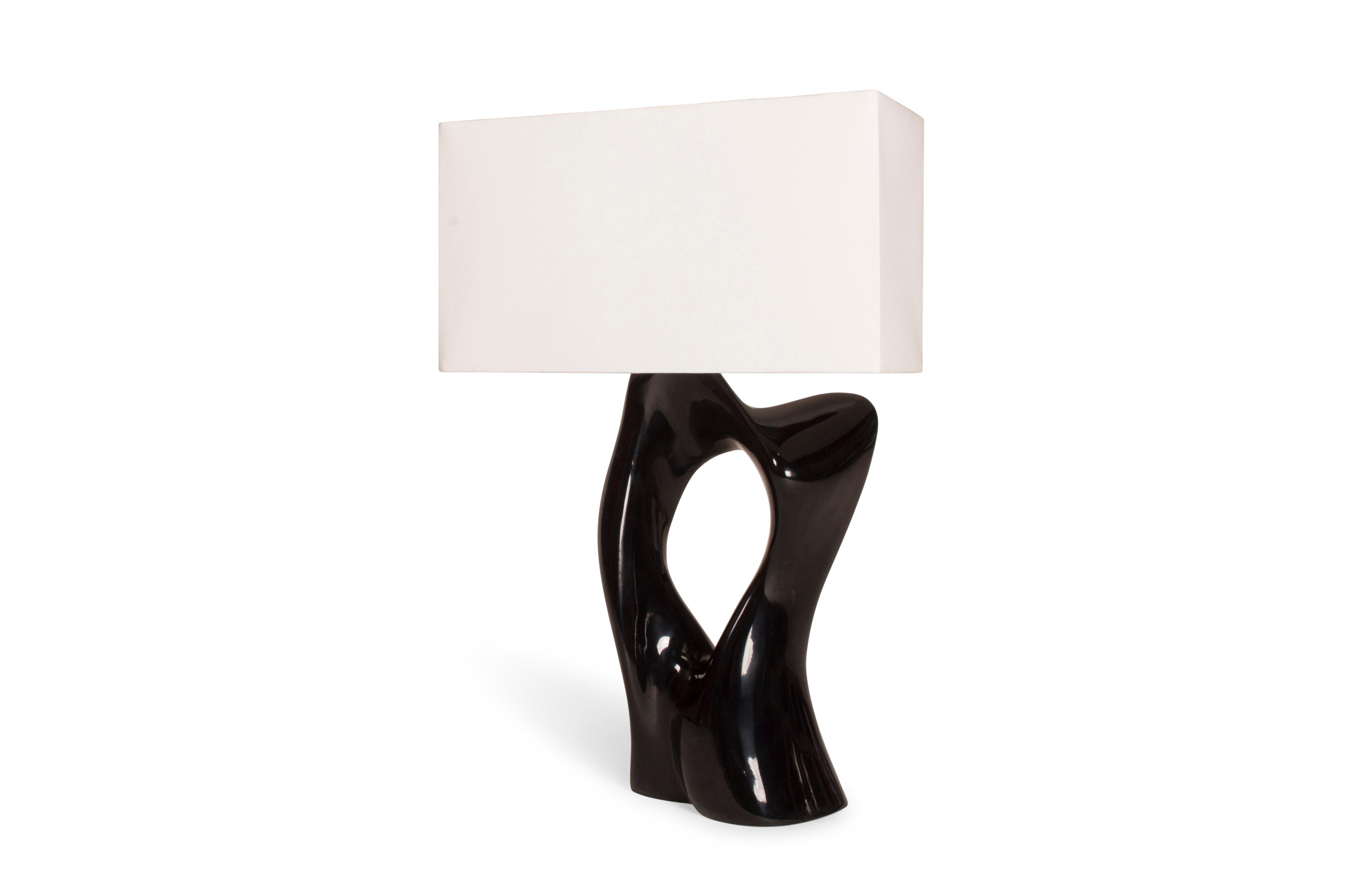 Contemporary Amorph Vesta Table Lamp Black Glossy Lacquer with Ivory Silk Shade For Sale
