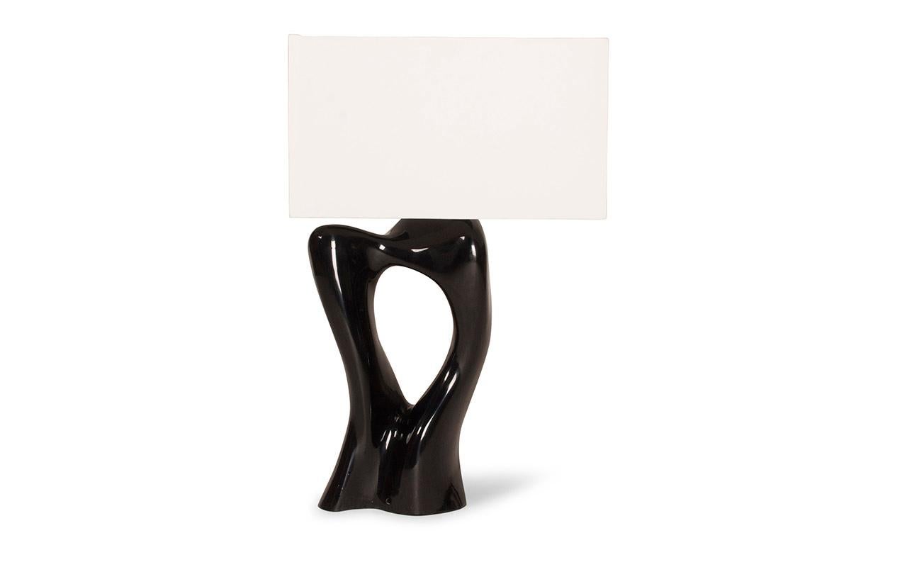 
La lampada da tavolo Vesta è un pezzo unico che si distingue per il suo design unico. Presenta un elegante paralume rettangolare color Eleg che aggiunge un tocco di raffinatezza a qualsiasi ambiente. Questa lampada è stata progettata appositamente