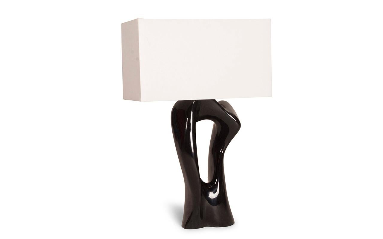 Organico moderno Lampada da tavolo Vesta in lacca nera lucida con paralume in seta avorio di Amorph in vendita