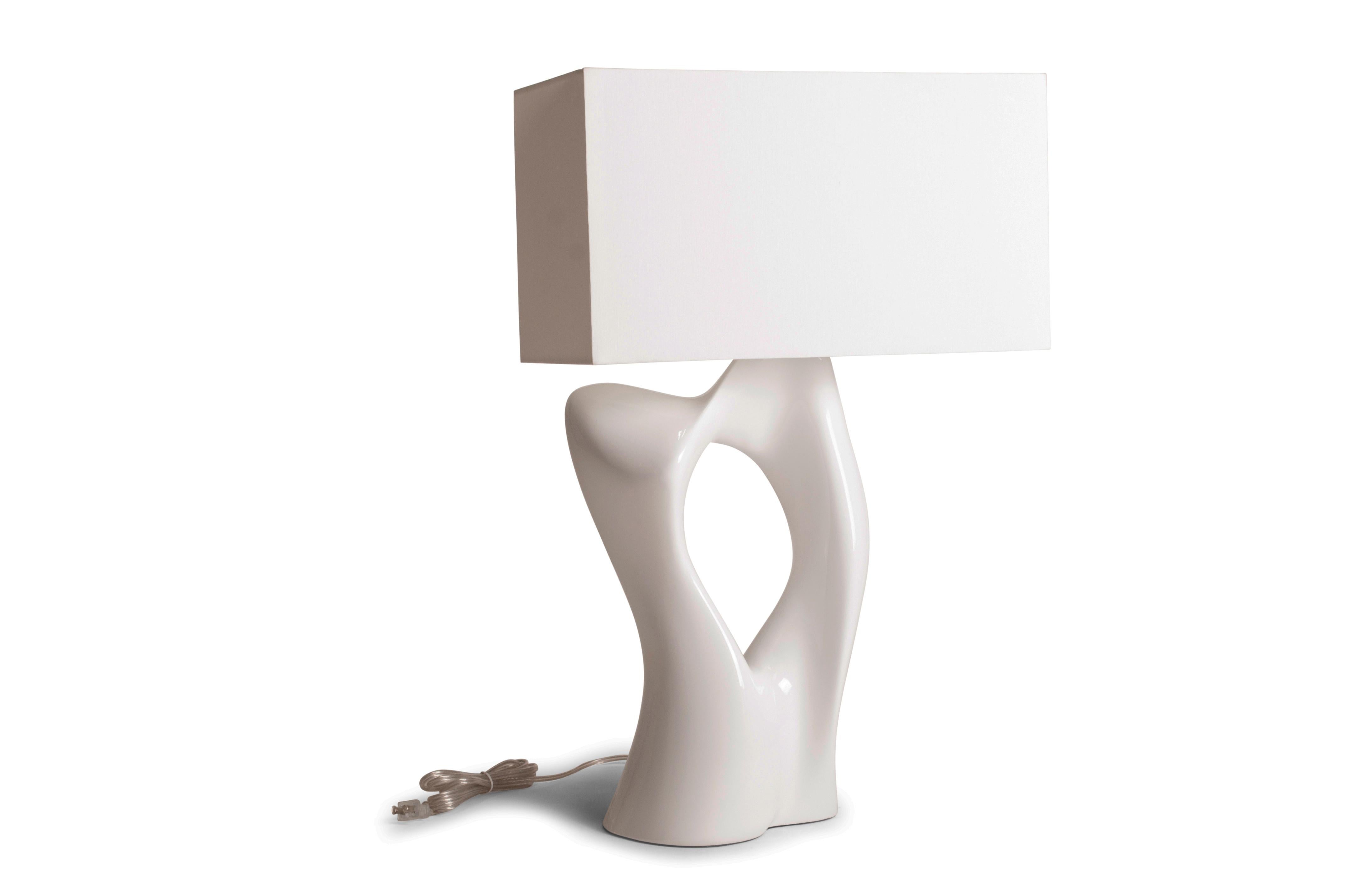 Amorph Vesta-Tischlampe in weiß lackierter Oberfläche mit Seidenschirm  (Moderne) im Angebot