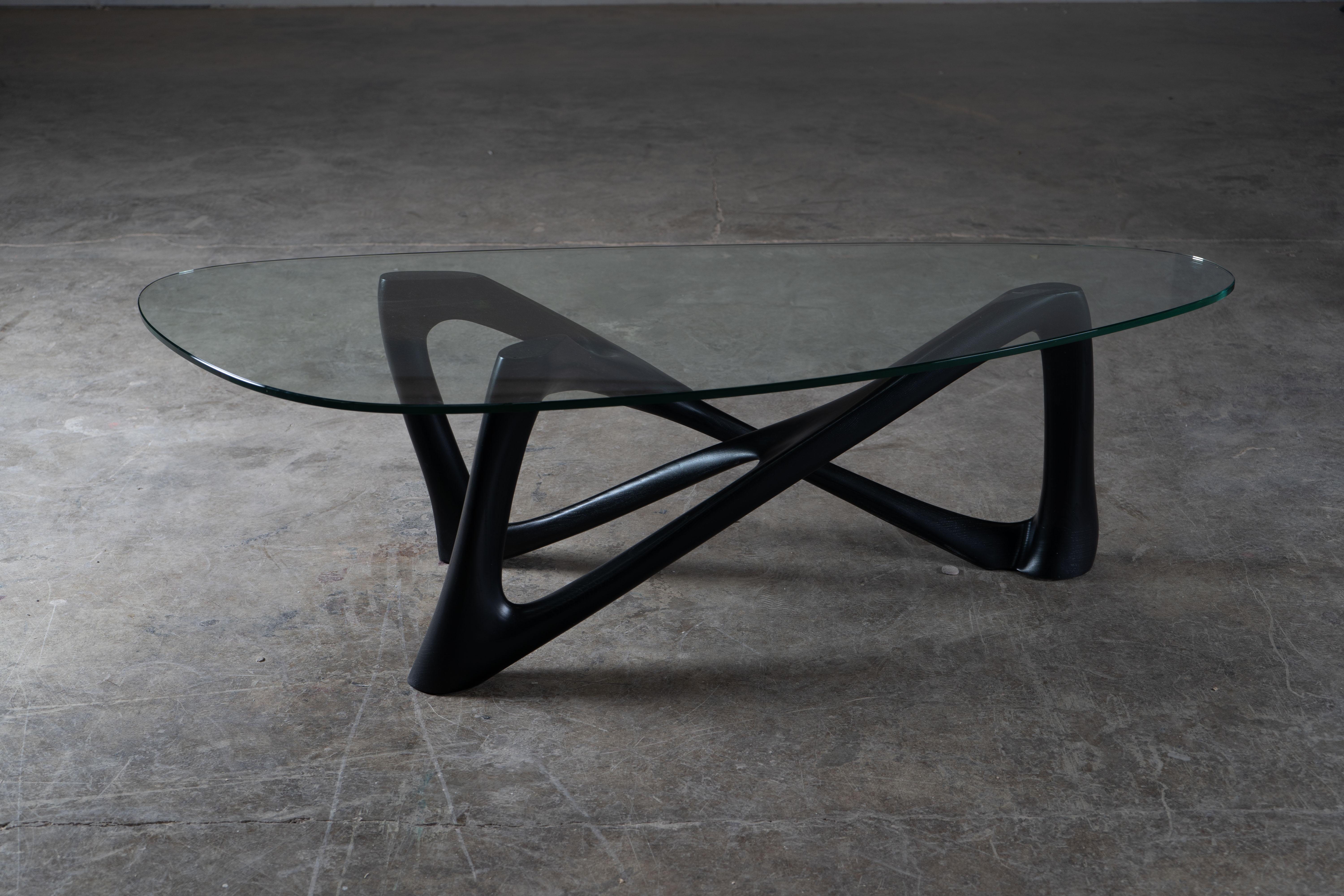 Mesa baja Walenty Tinte ébano, madera de fresno, cristal orgánico templado de Amorph Siglo XXI y contemporáneo en venta