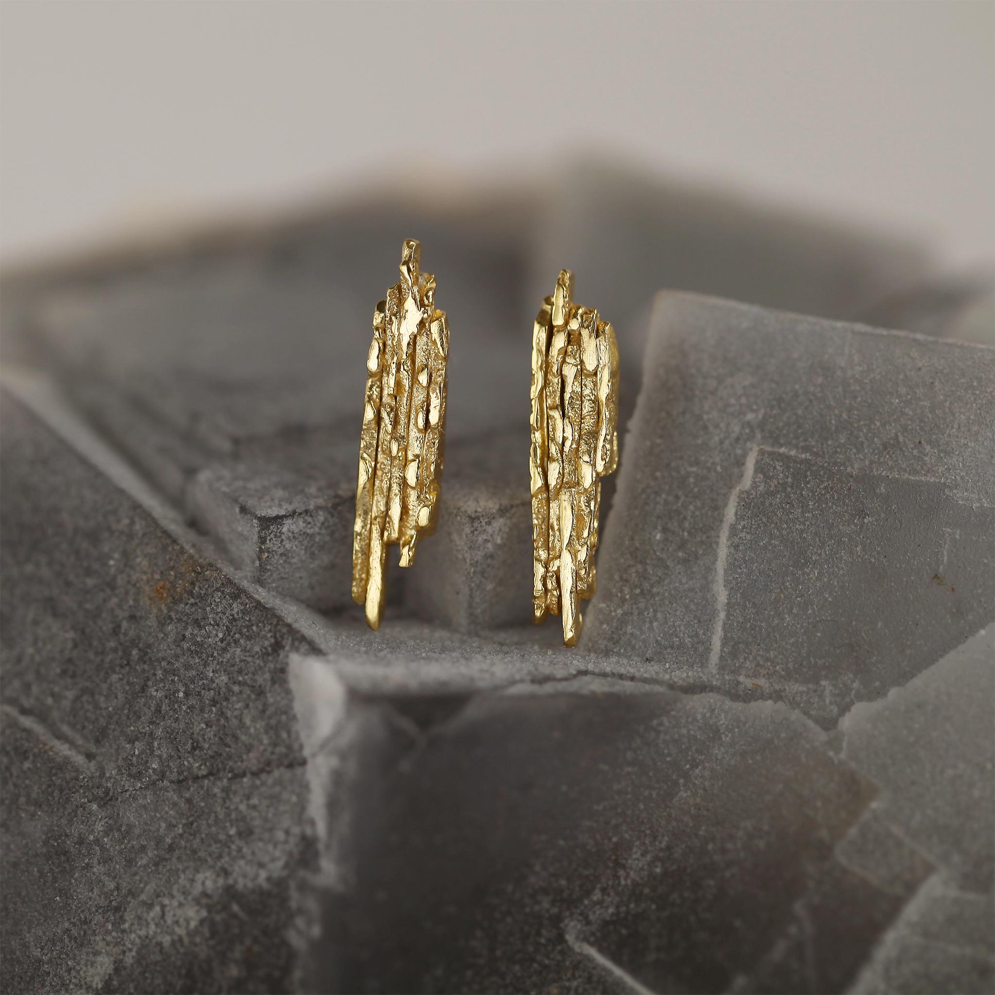 Realizzati a mano con filo d'oro giallo 18 carati riciclato, gli orecchini Amorphe fondono la filigrana tradizionale con l'astrazione moderna. Le loro forme uniche, scolpite nel fuoco, rivelano superfici strutturate che suggeriscono un momento