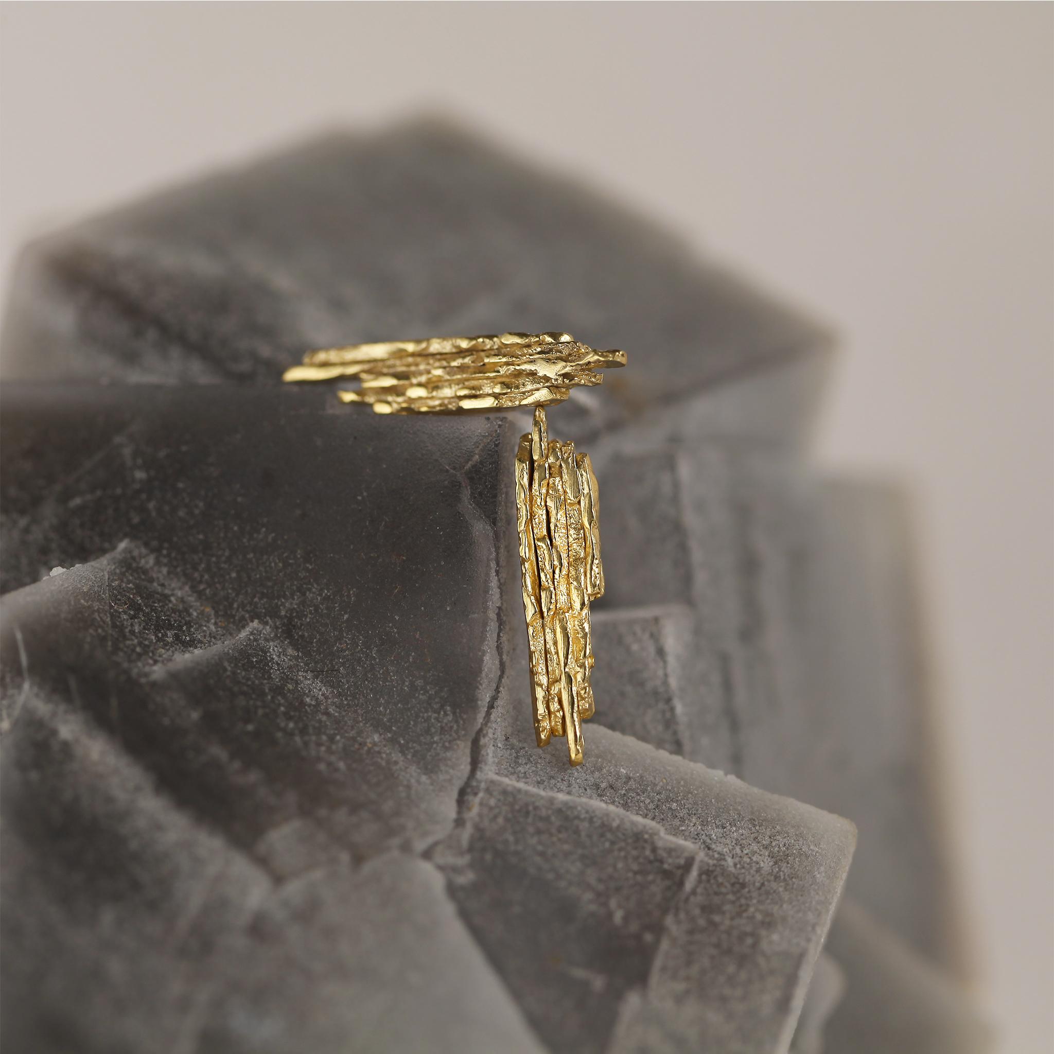 Orecchini pendenti modernisti in oro 18k - Agata Karwowska In condizioni Nuovo in vendita a Chinnor, South Oxfordshire