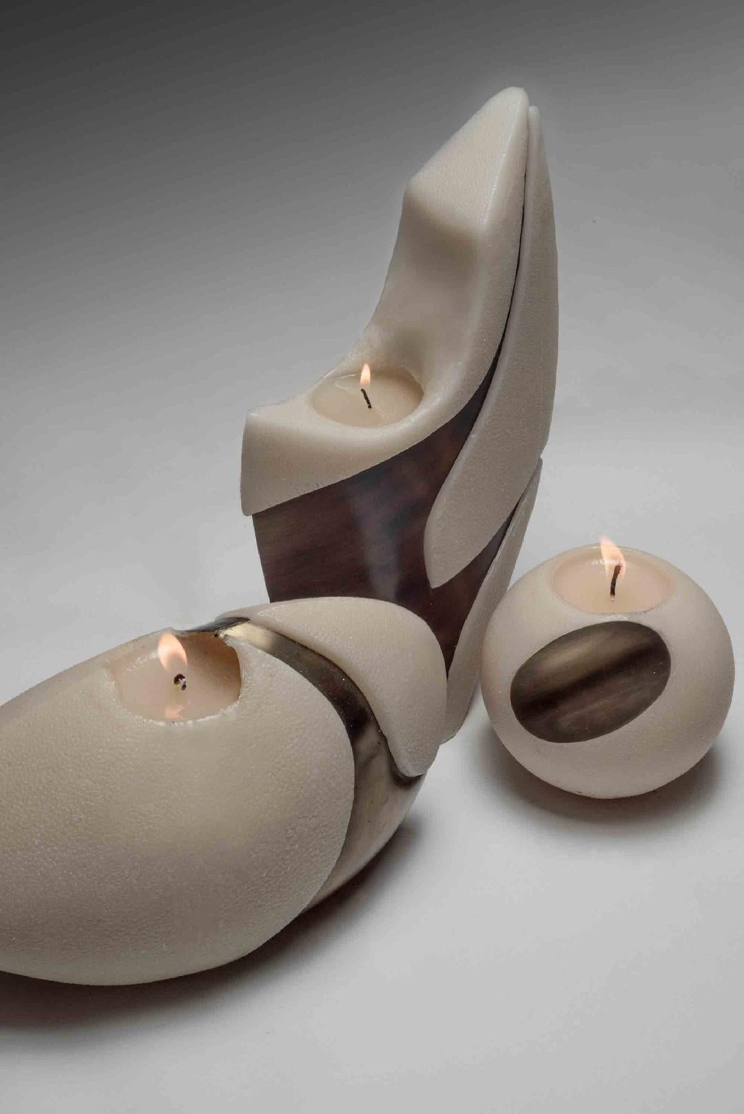 Die skulpturale Kerzenkollektion Cream Amorphous aus Messing ist das erste Design und mittlerweile eine ikonische Signaturkollektion im Universum von Patrick Coard Paris. Diese Kerze soll angezündet werden, und aufgrund ihrer einzigartigen Formel