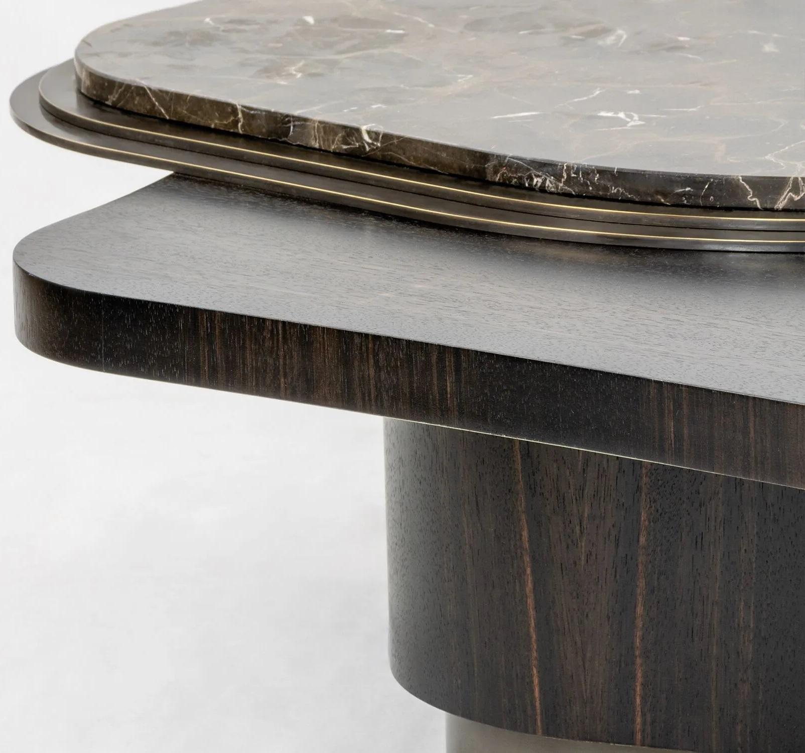 Moderne Table basse Amorphous avec plateaux superposés en laiton et marbre en vente