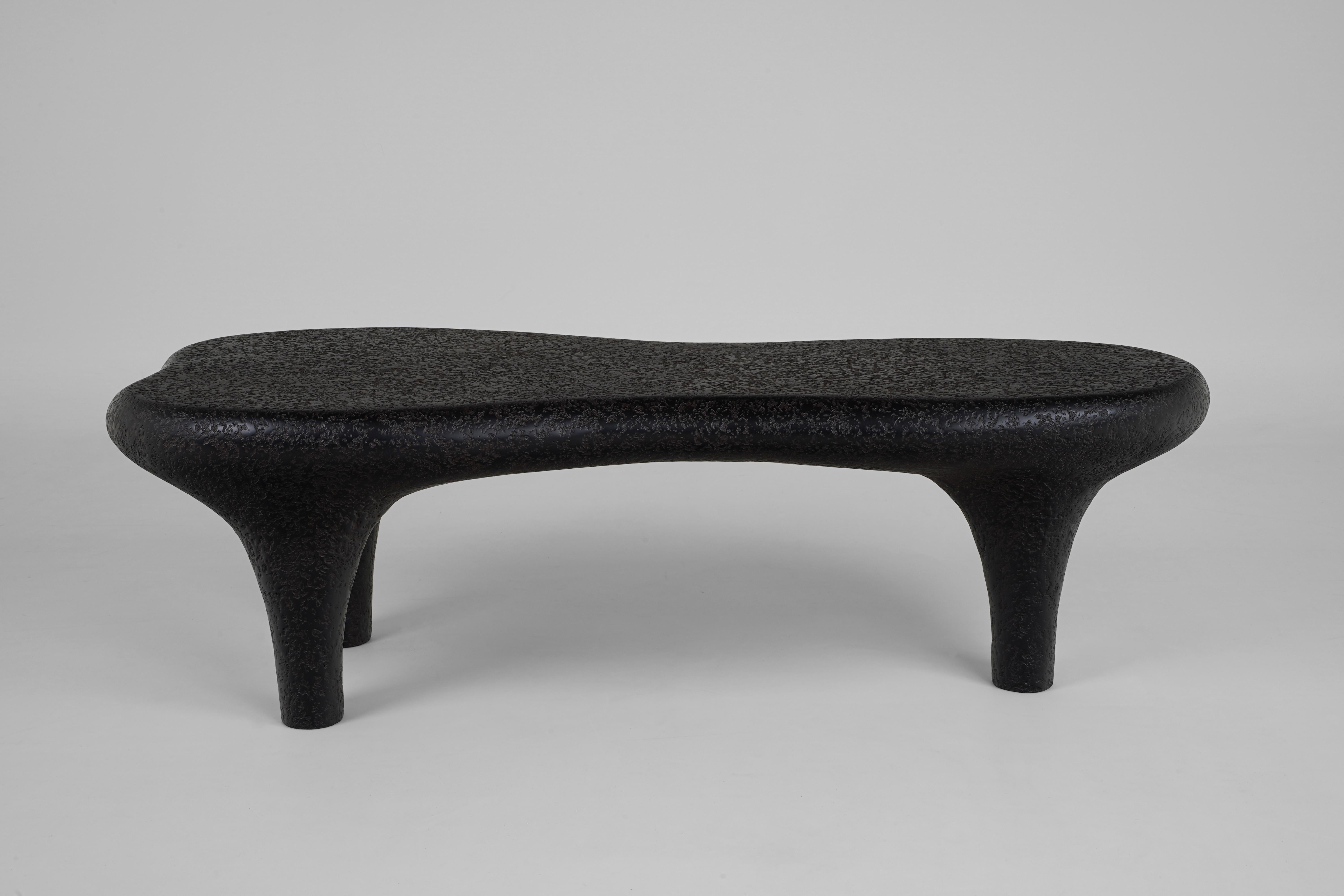 Mesa de centro esculpida a mano Amorphous en acabado bronce volcánico Portugués en venta
