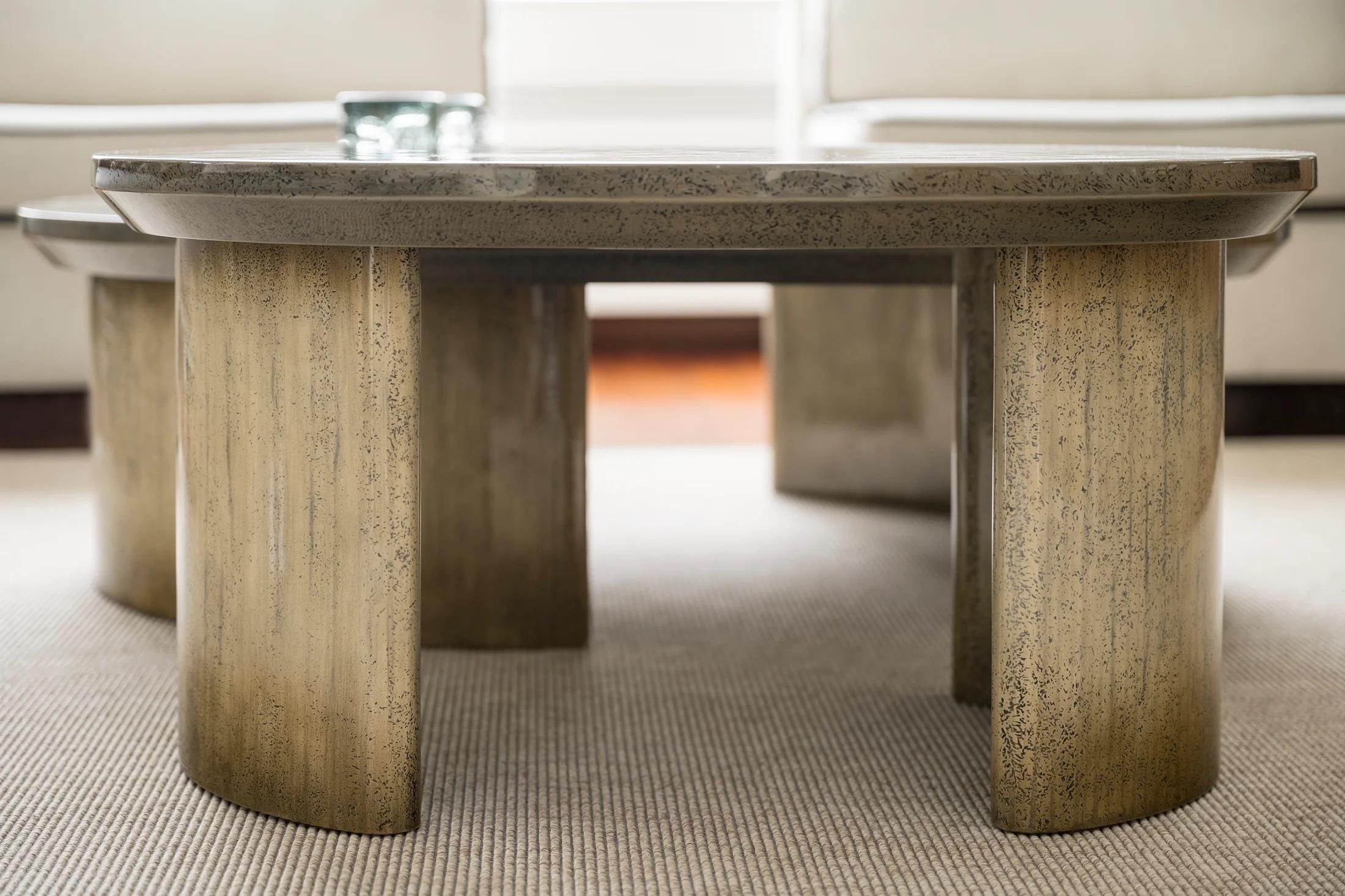 Moderne Table basse laquée à la main, finition texturée, Amorphous  en vente